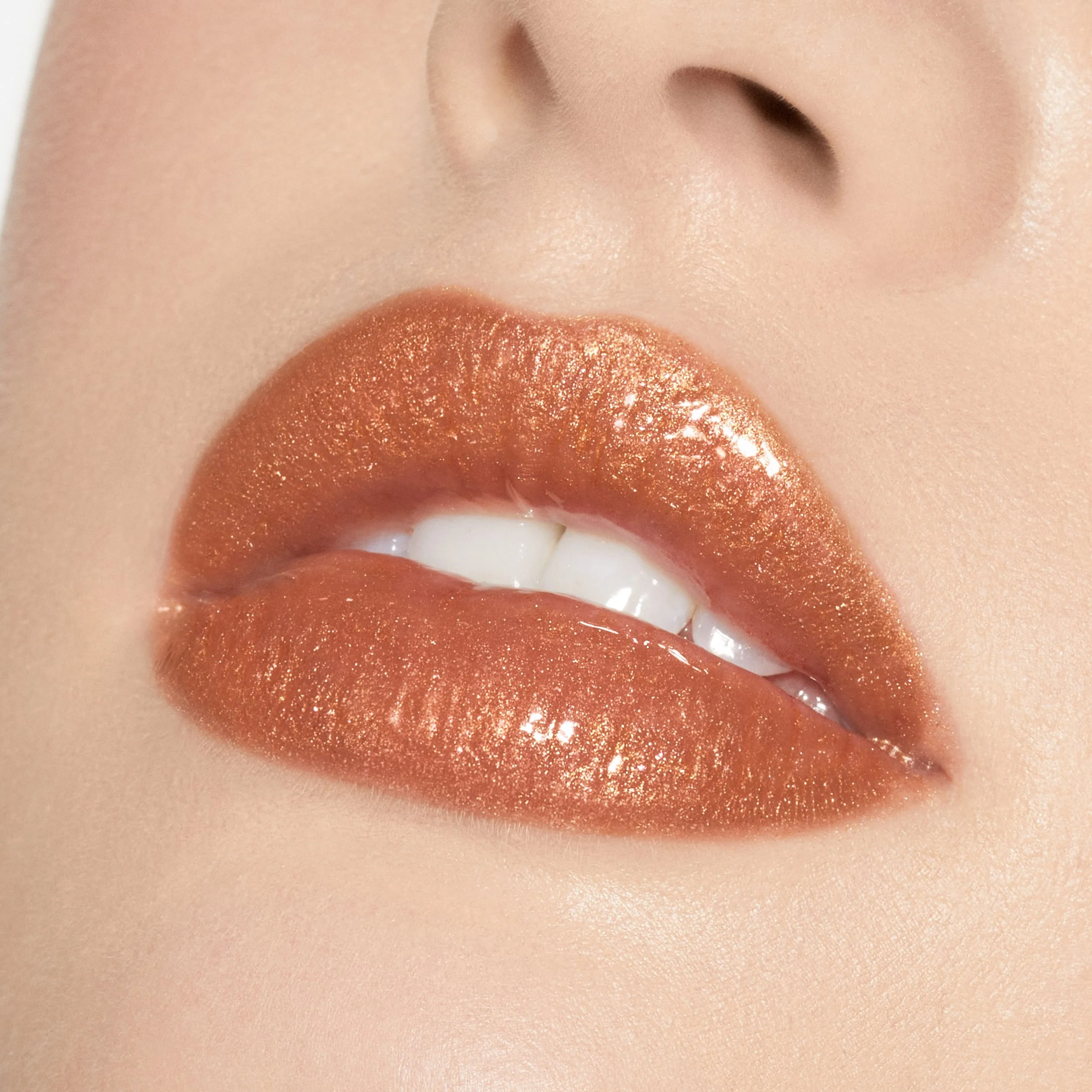 Brillo de labios de alto brillo con destellos multidimensionales