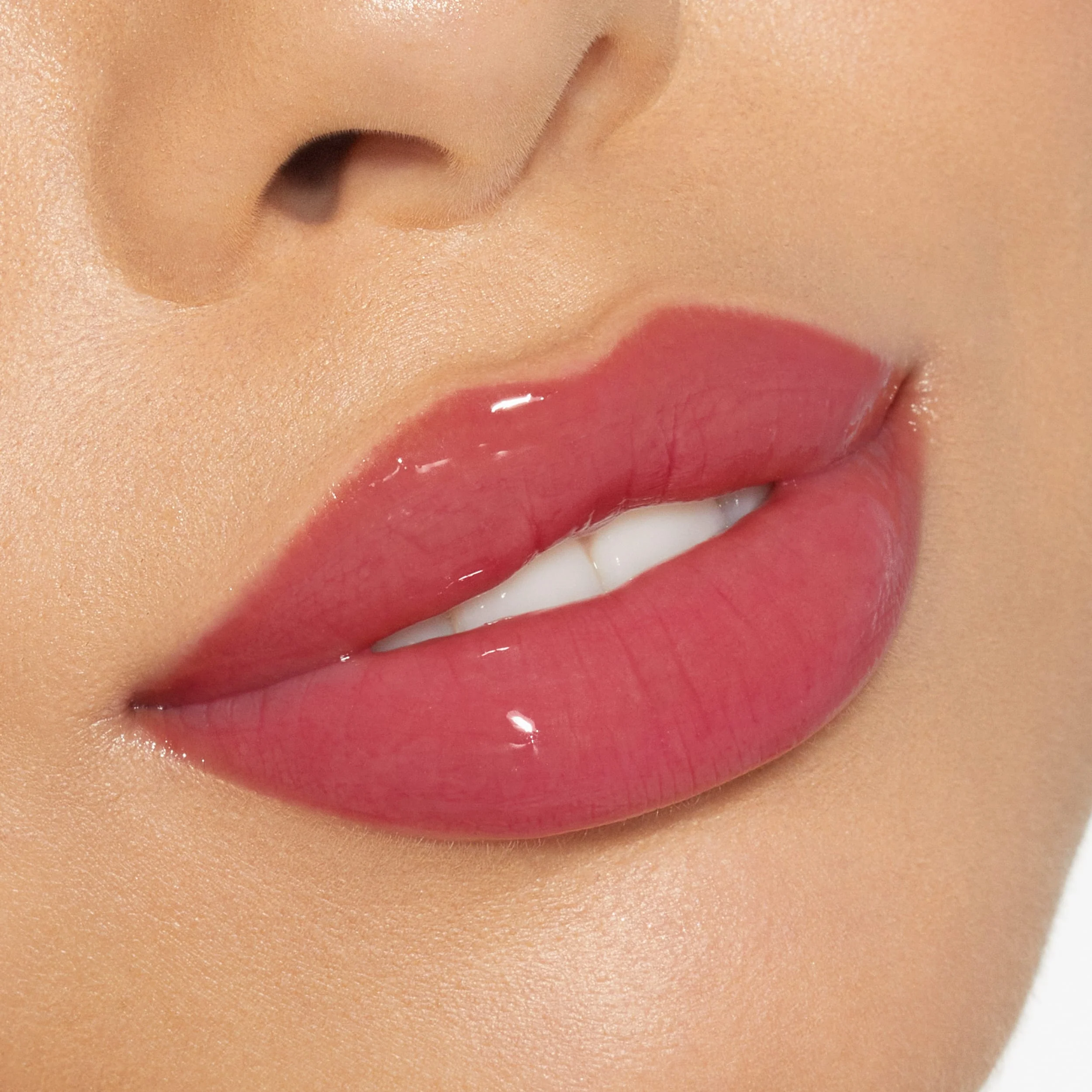 Brillo de labios de alto brillo con destellos multidimensionales