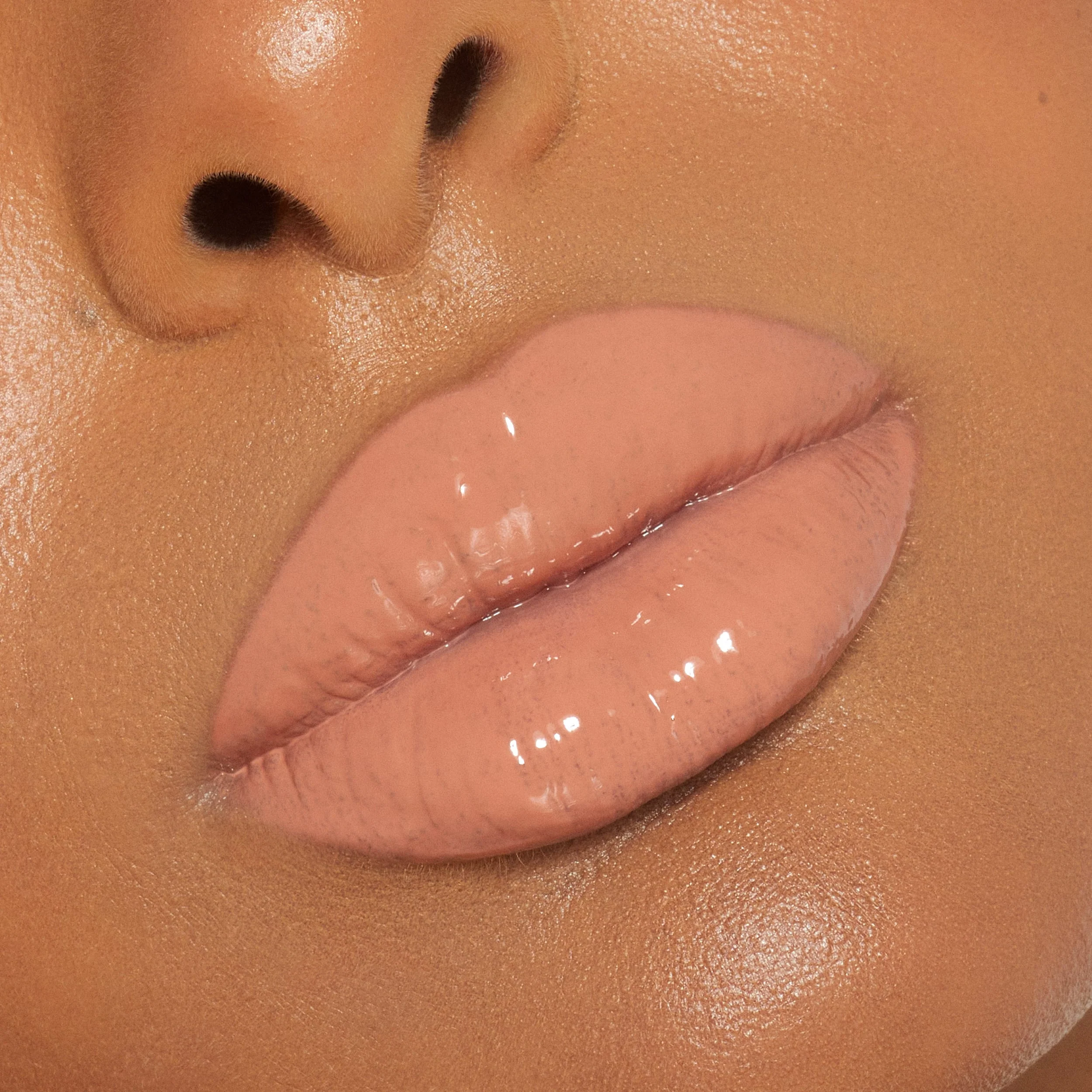 Brillo de labios de alto brillo con destellos multidimensionales