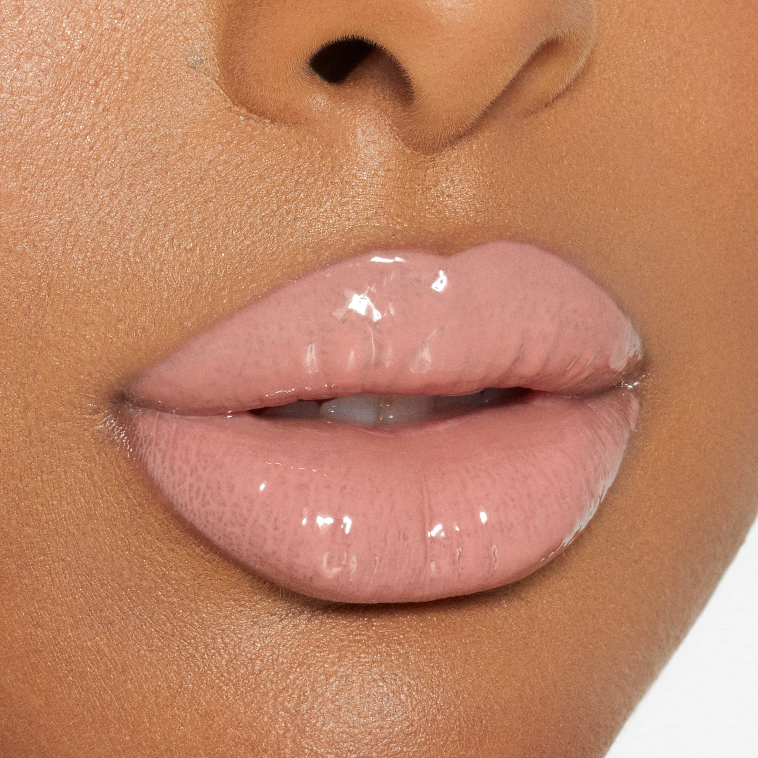 Brillo de labios de alto brillo con destellos multidimensionales