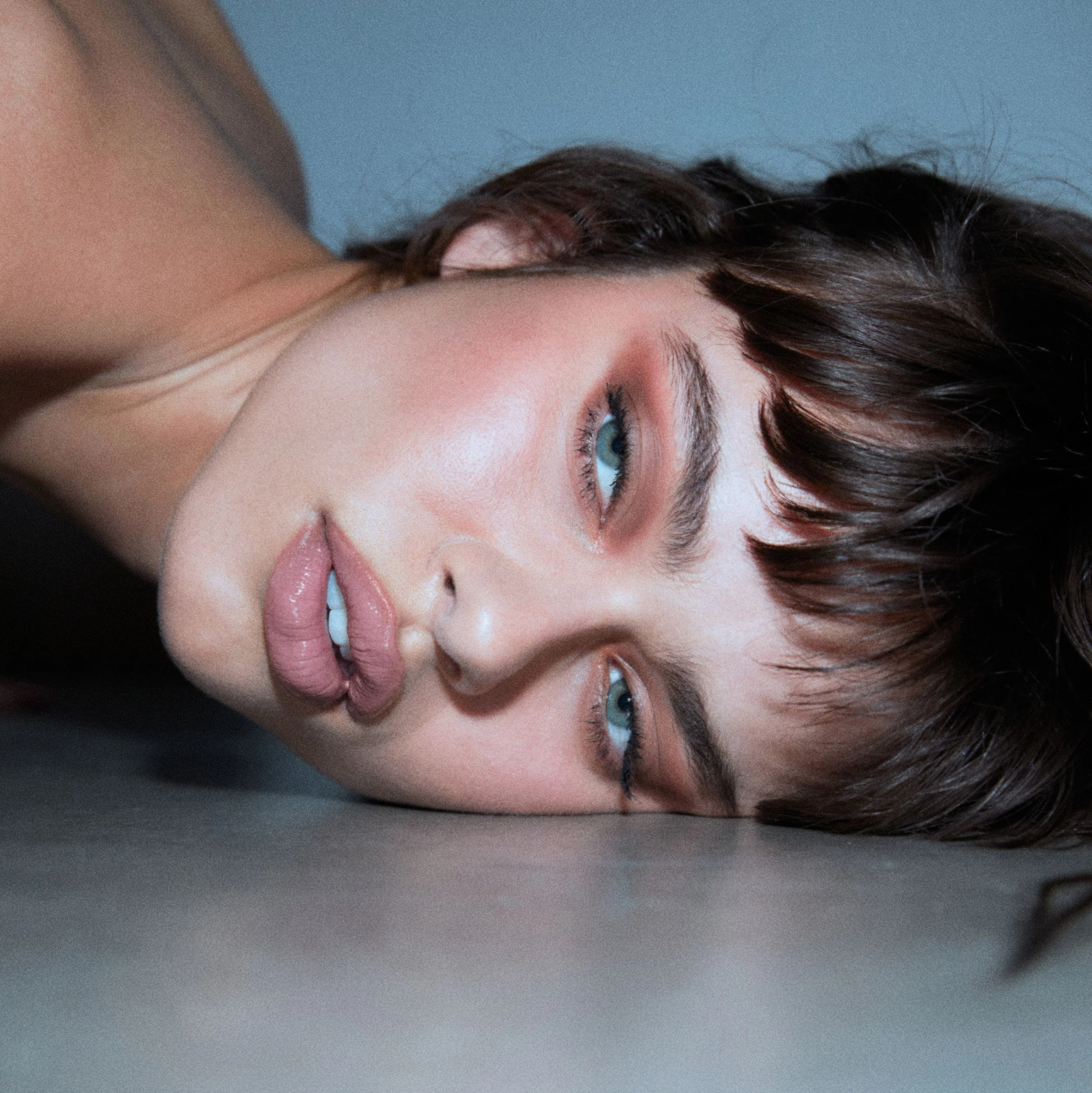 Brillo de labios de alto brillo con destellos multidimensionales