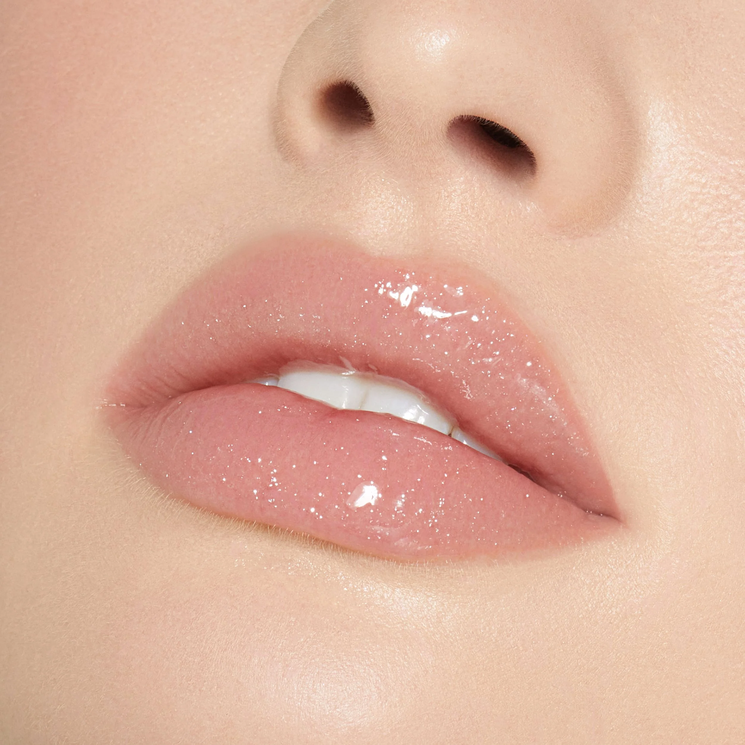 Brillo de labios de alto brillo con destellos multidimensionales
