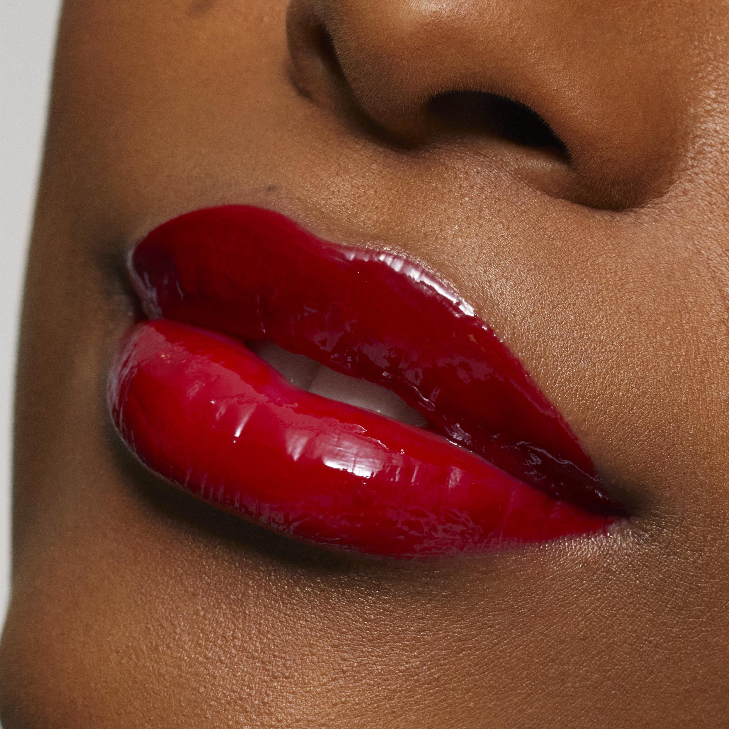Brillo de labios de alto brillo con destellos multidimensionales