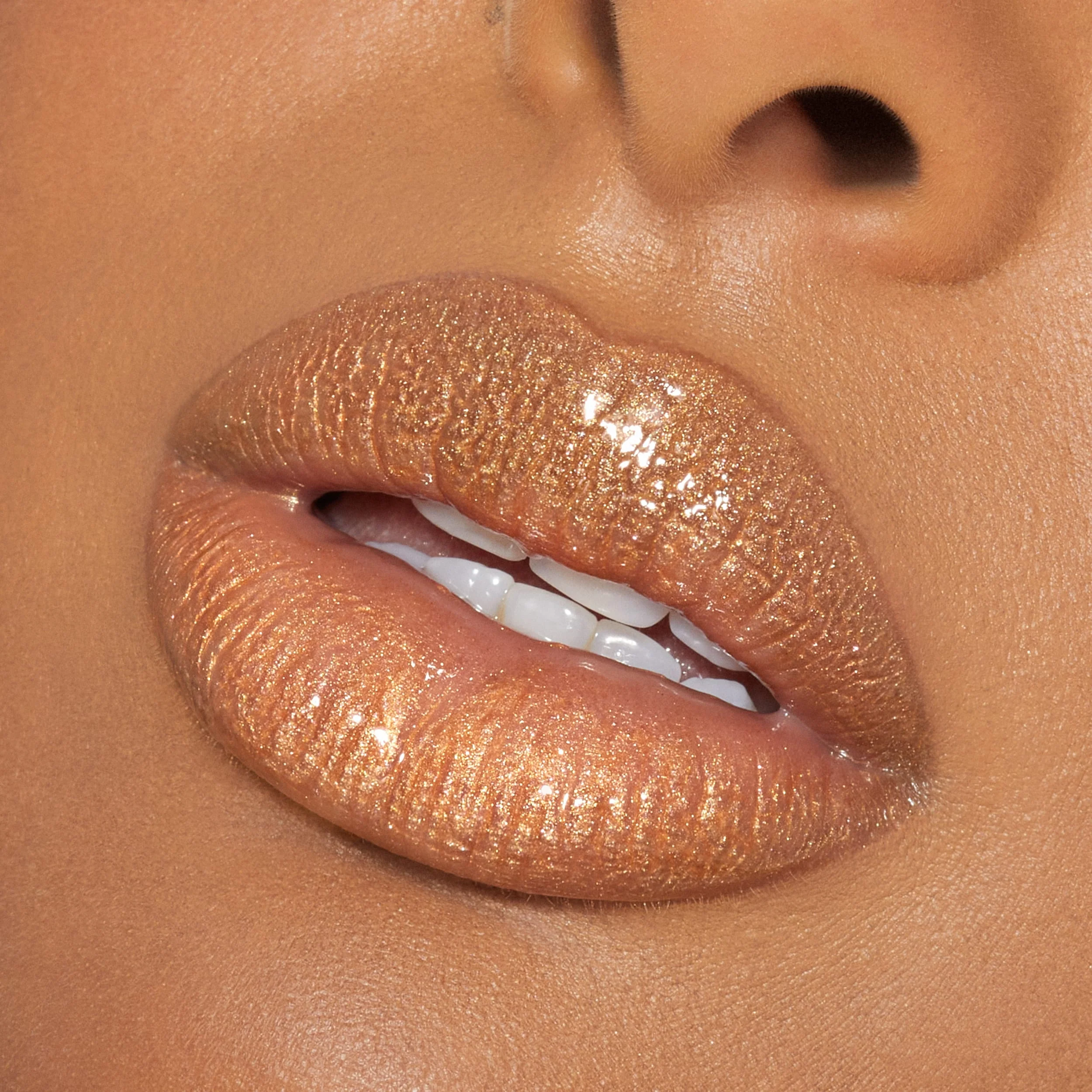 Brillo de labios de alto brillo con destellos multidimensionales