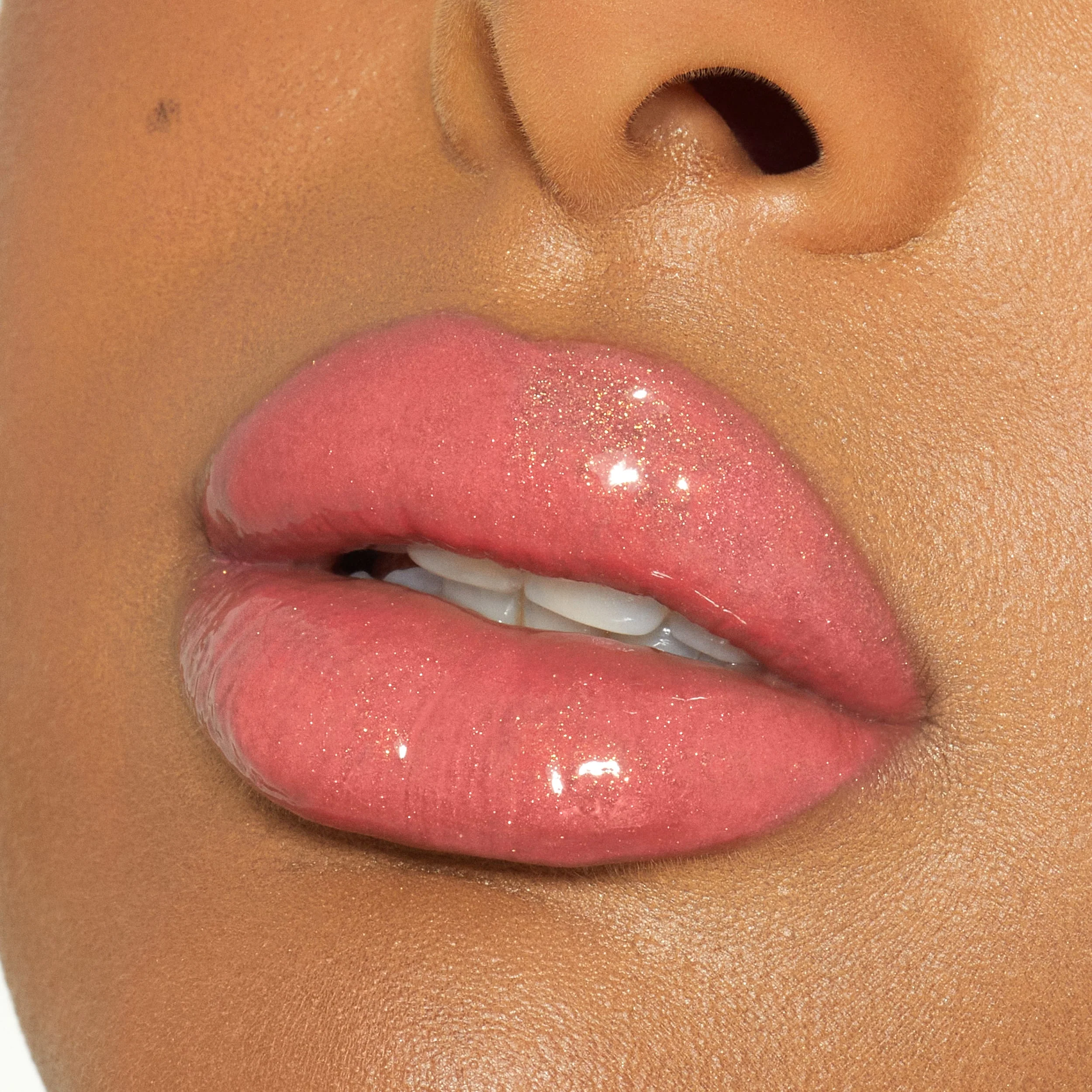 Brillo de labios de alto brillo con destellos multidimensionales