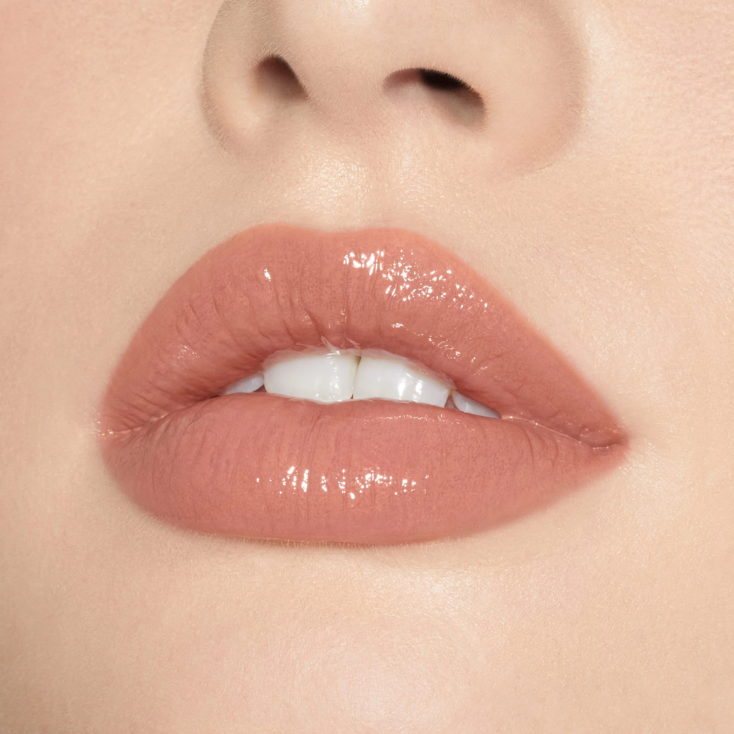 Brillo de labios de alto brillo con destellos multidimensionales