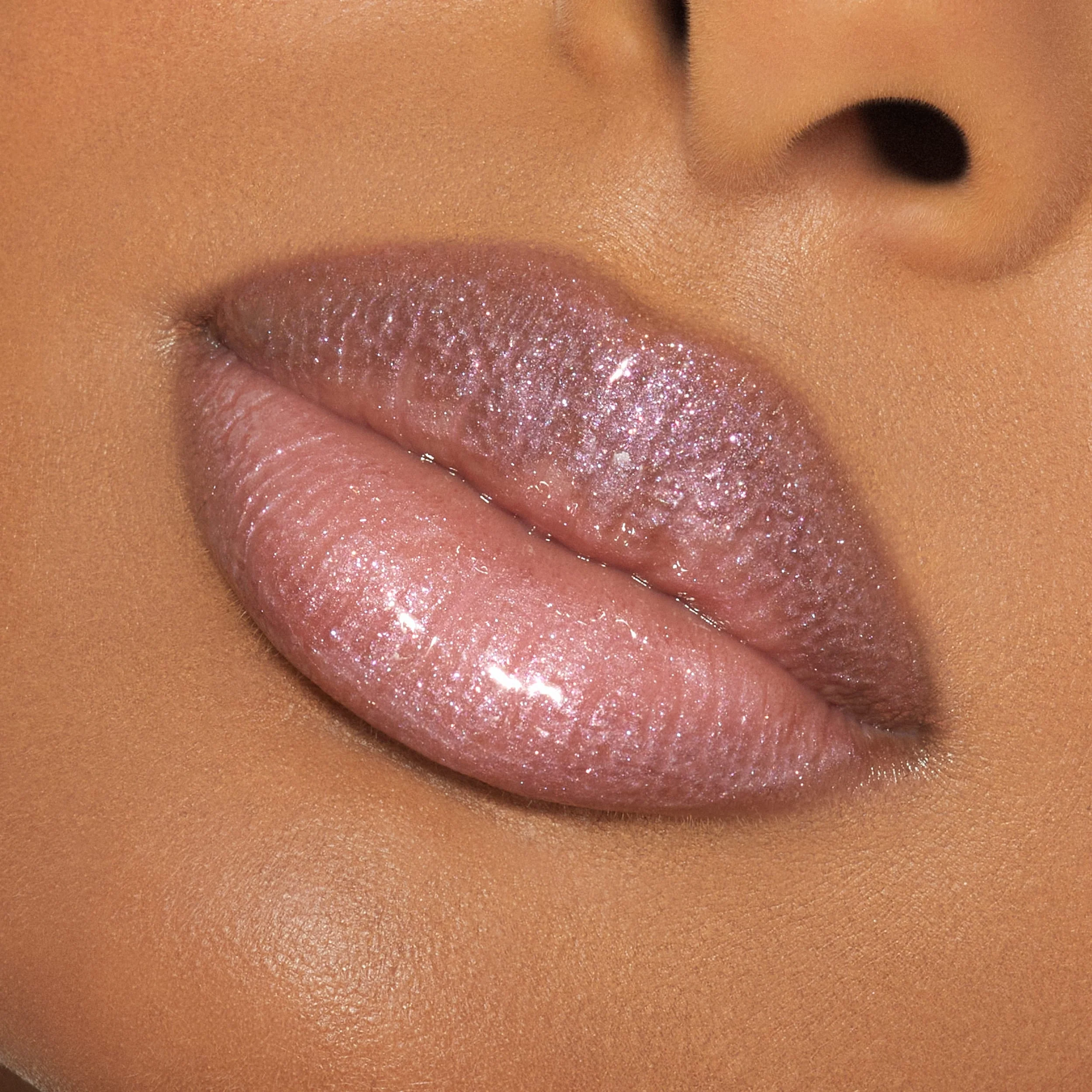 Brillo de labios de alto brillo con destellos multidimensionales