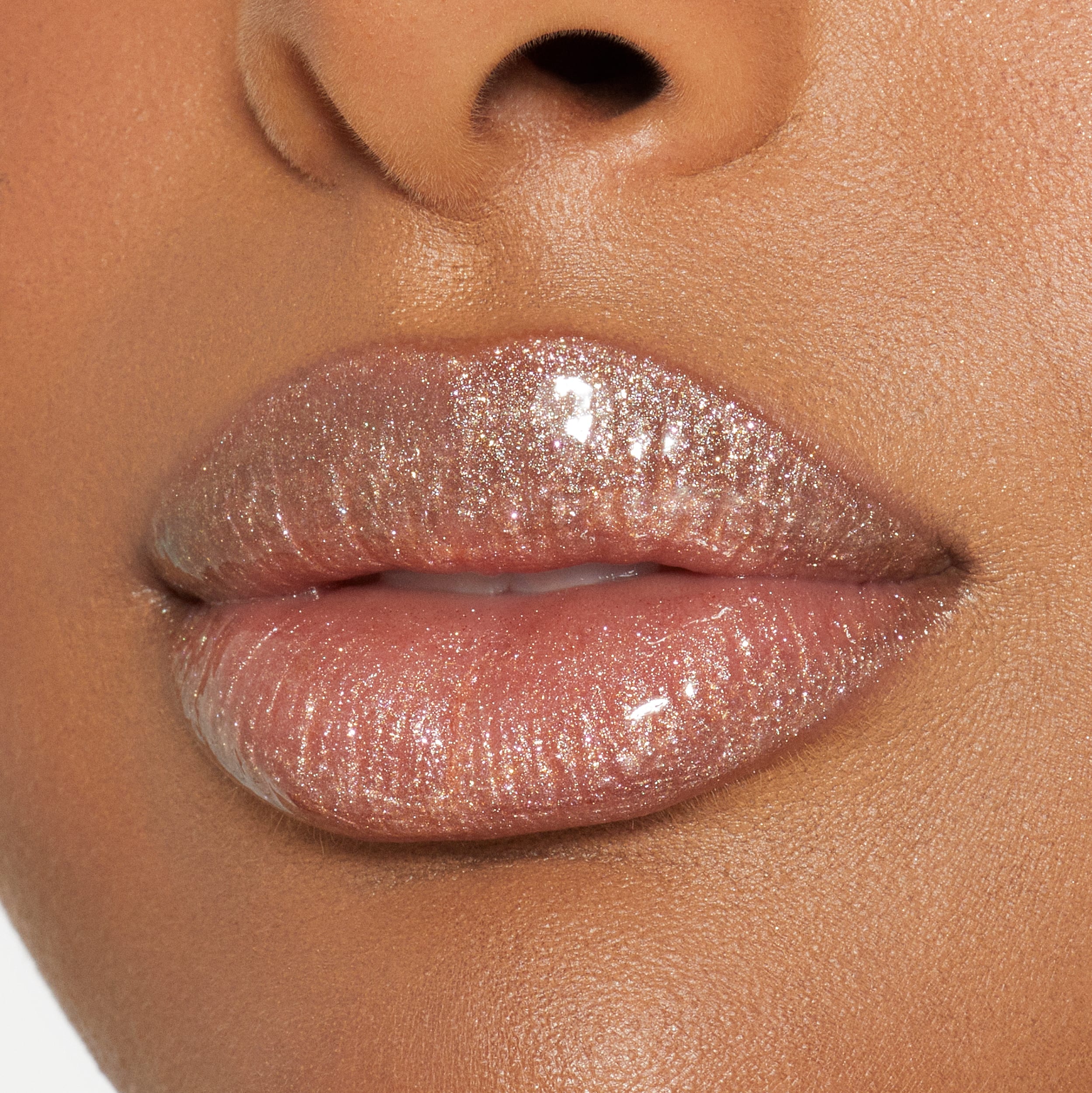Brillo de labios de alto brillo con destellos multidimensionales