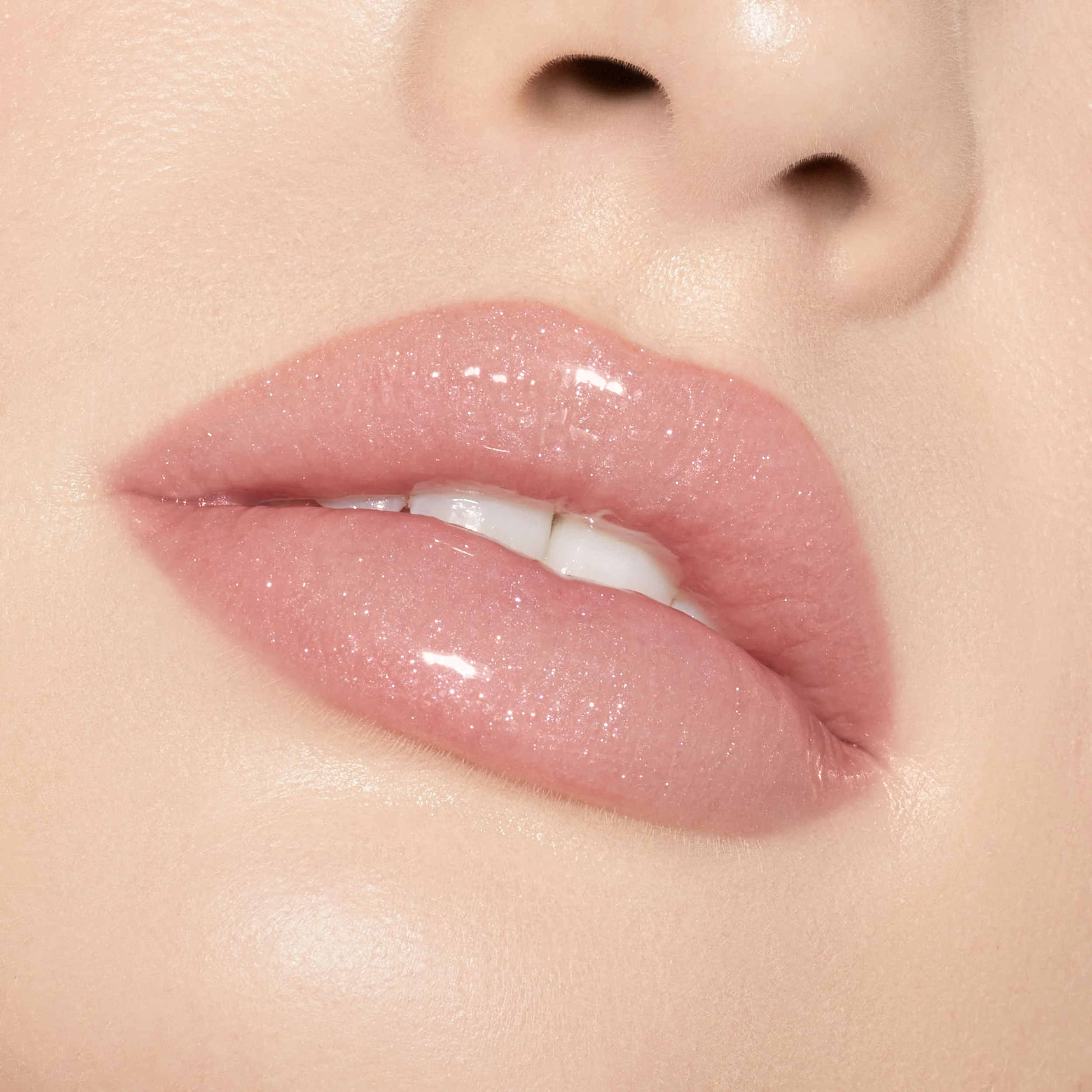 Brillo de labios de alto brillo con destellos multidimensionales