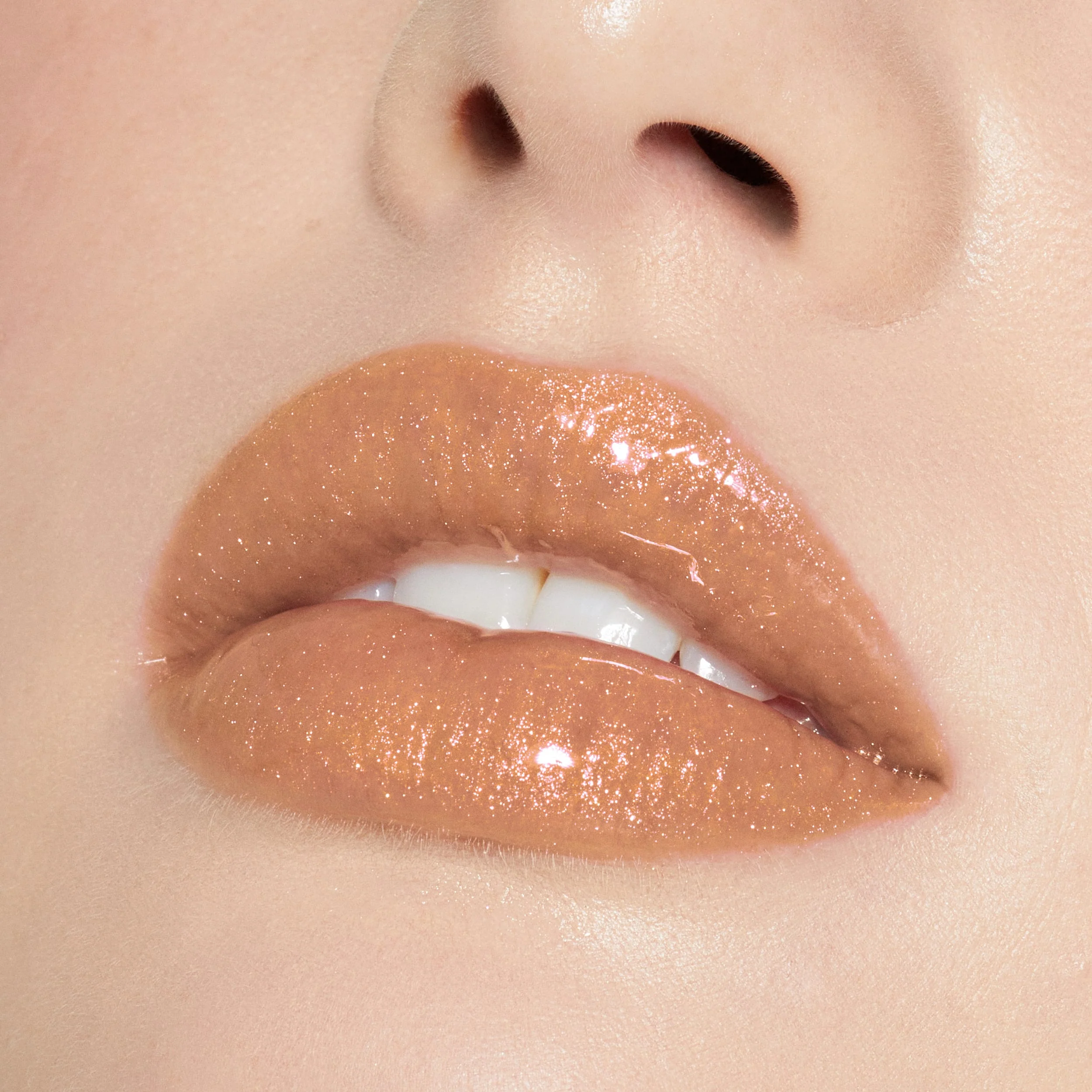 Brillo de labios de alto brillo con destellos multidimensionales
