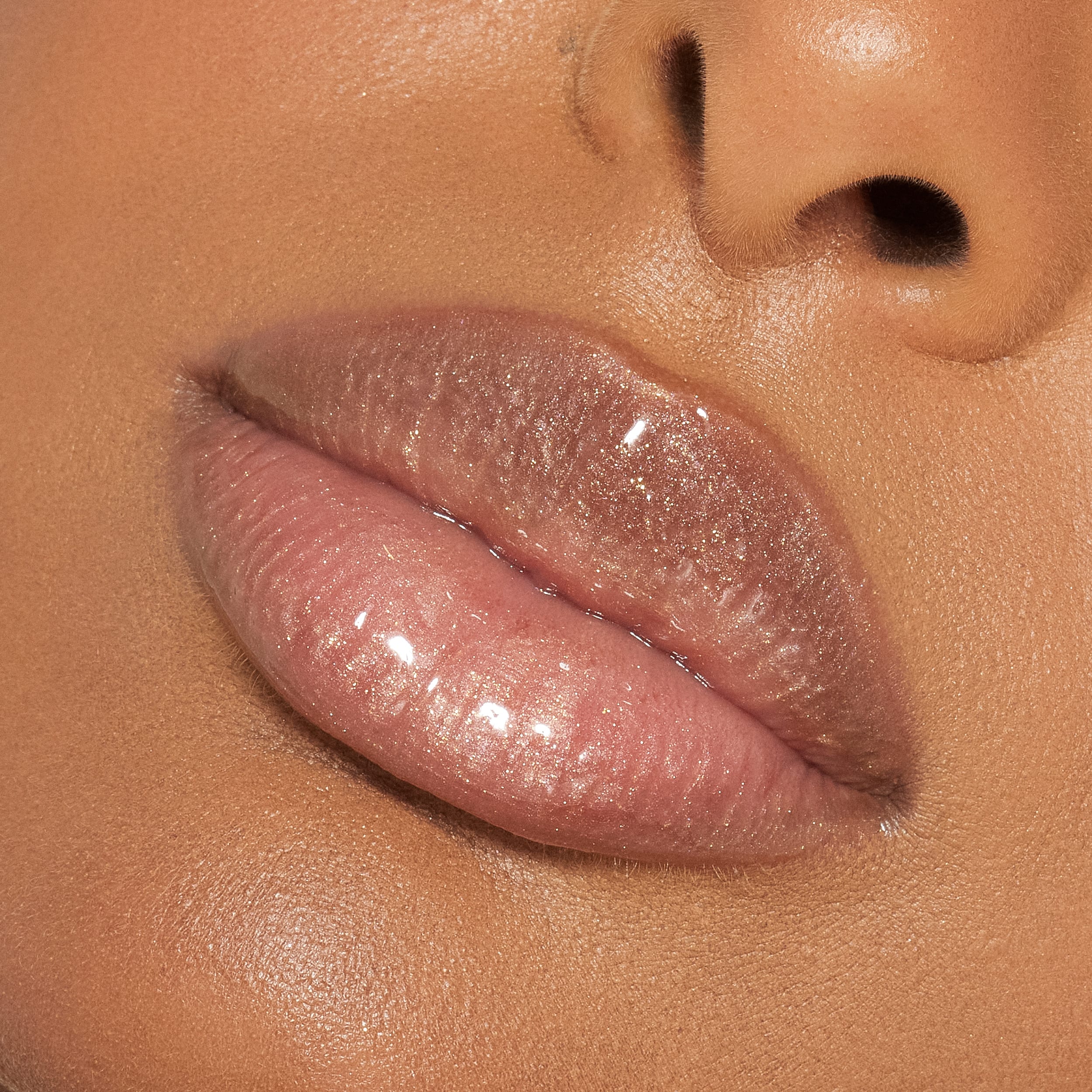 Brillo de labios de alto brillo con destellos multidimensionales