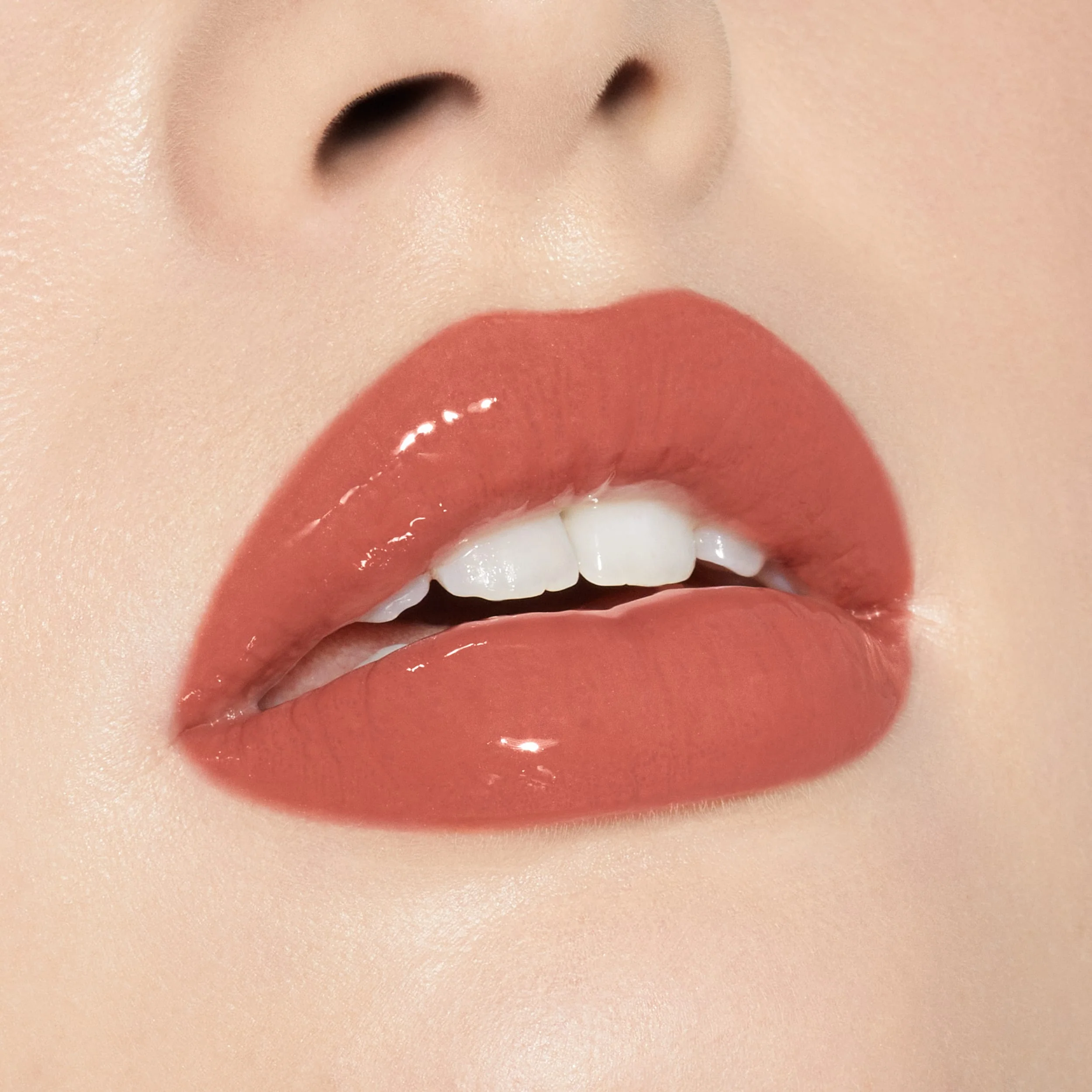 Brillo de labios de alto brillo con destellos multidimensionales