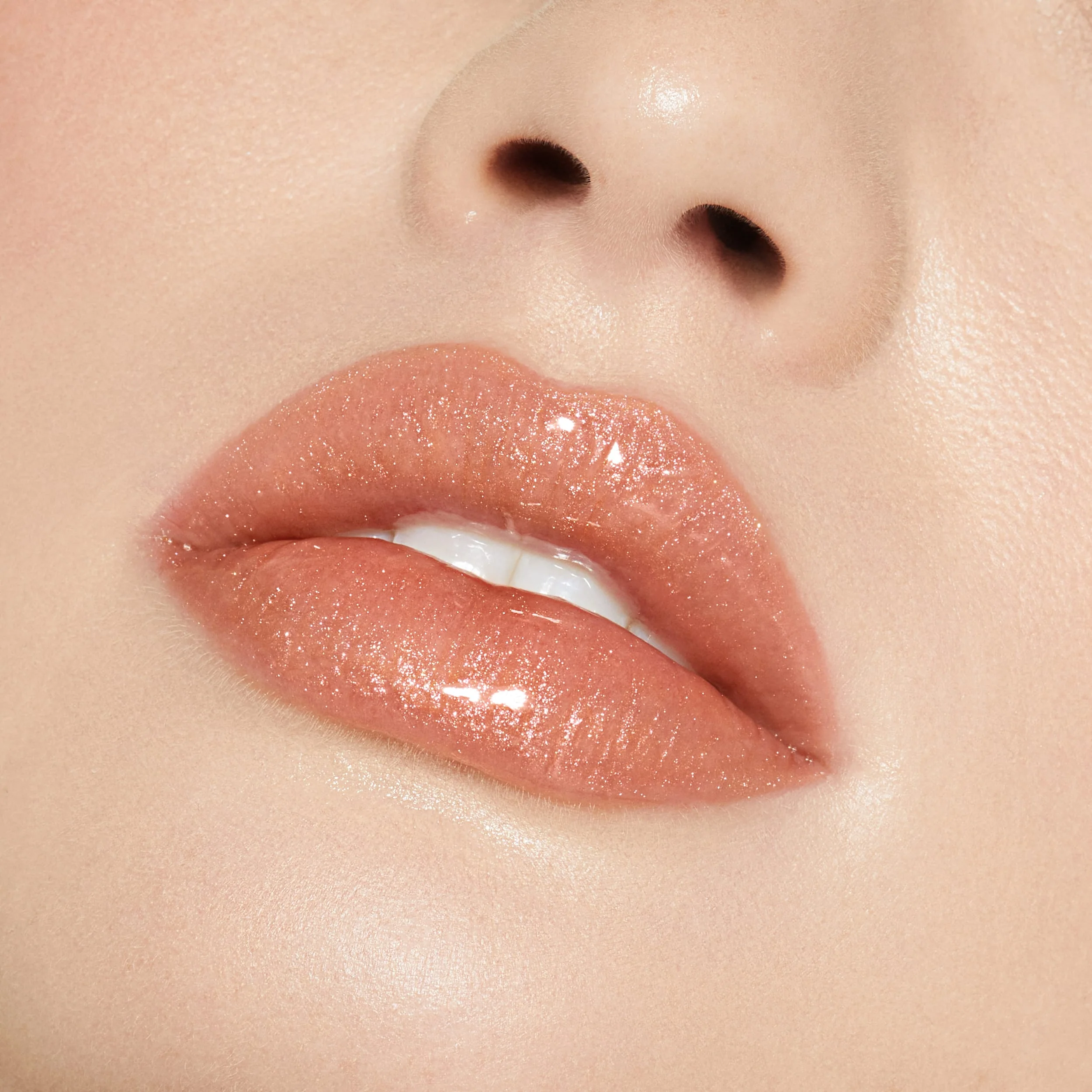 Brillo de labios de alto brillo con destellos multidimensionales