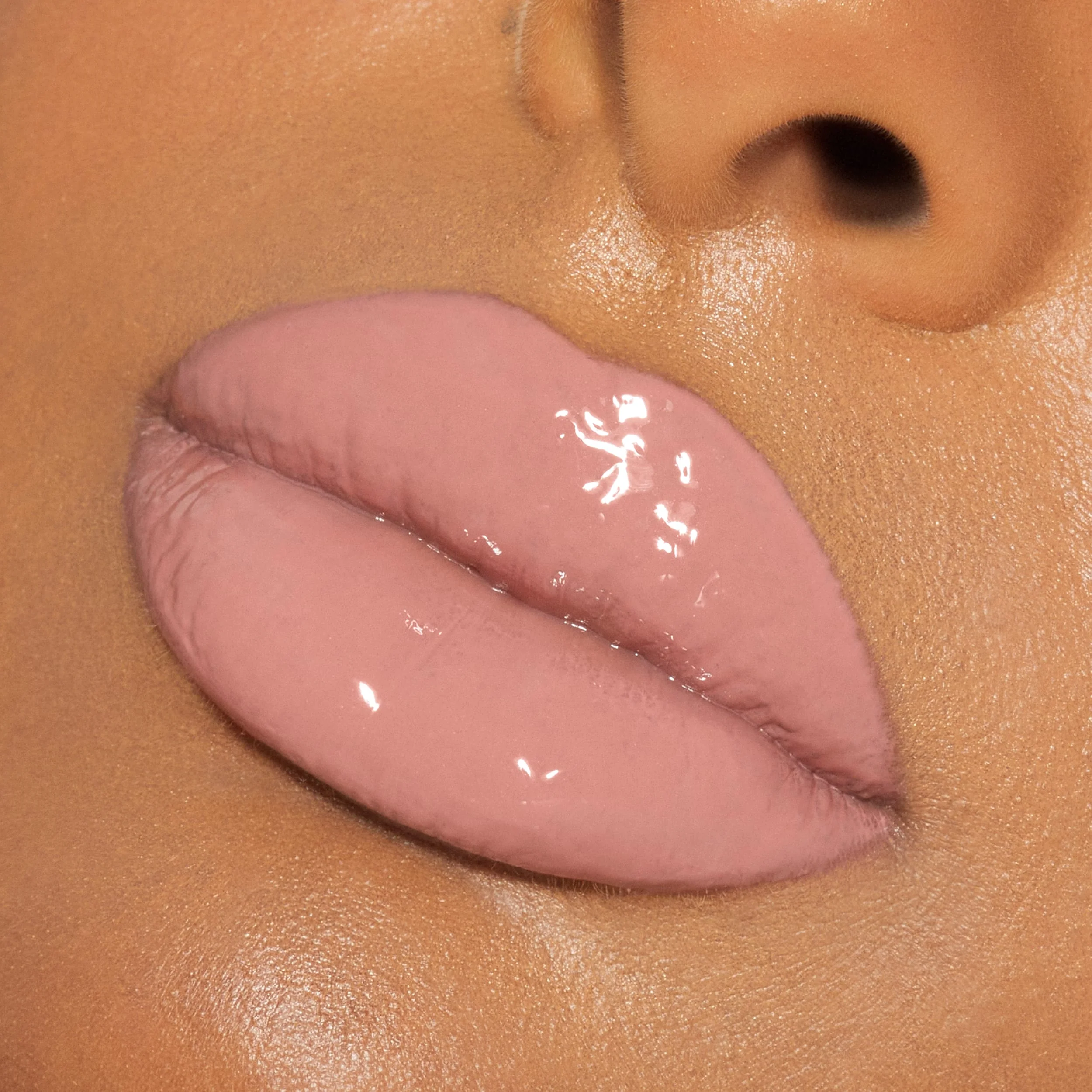 Brillo de labios de alto brillo con destellos multidimensionales
