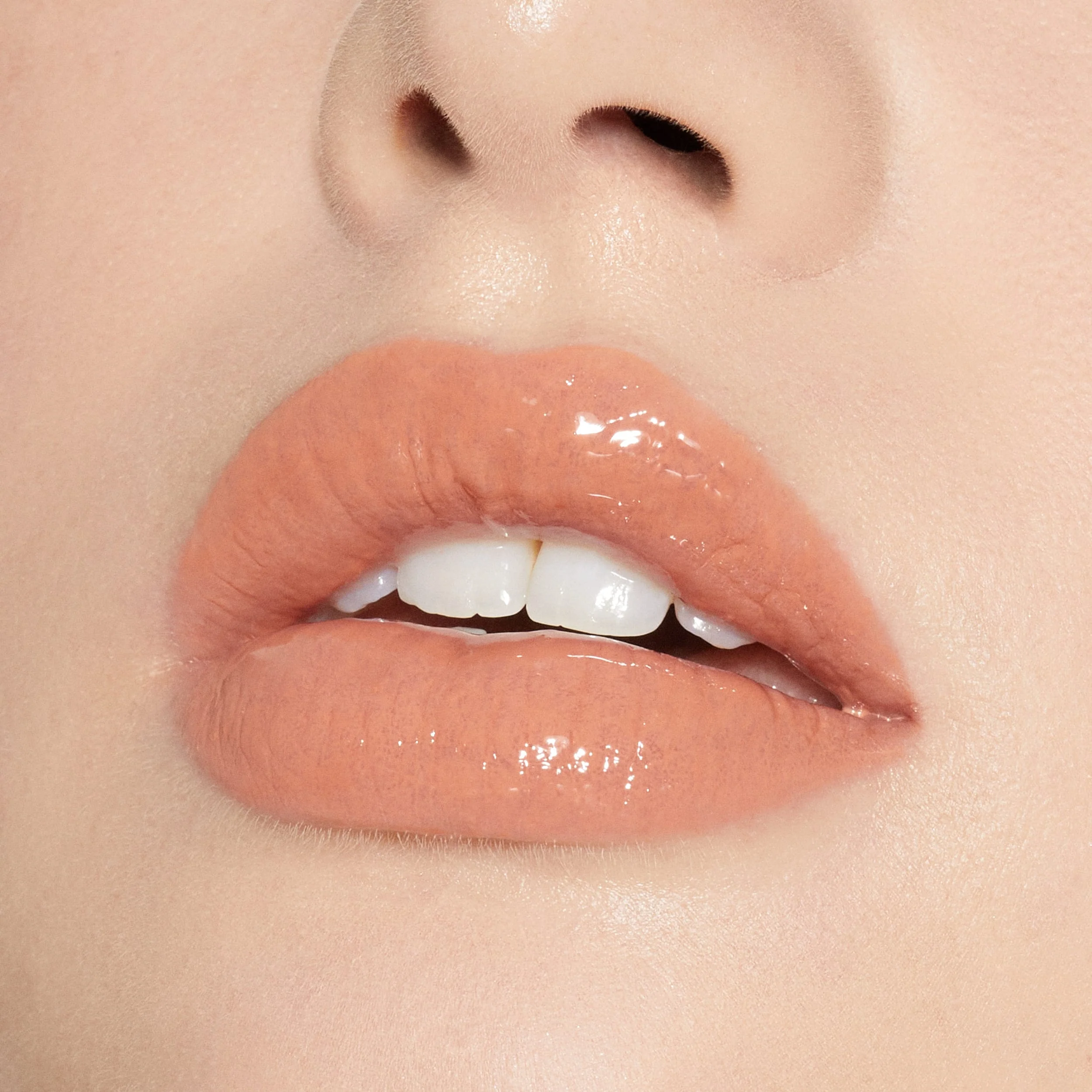 Brillo de labios de alto brillo con destellos multidimensionales