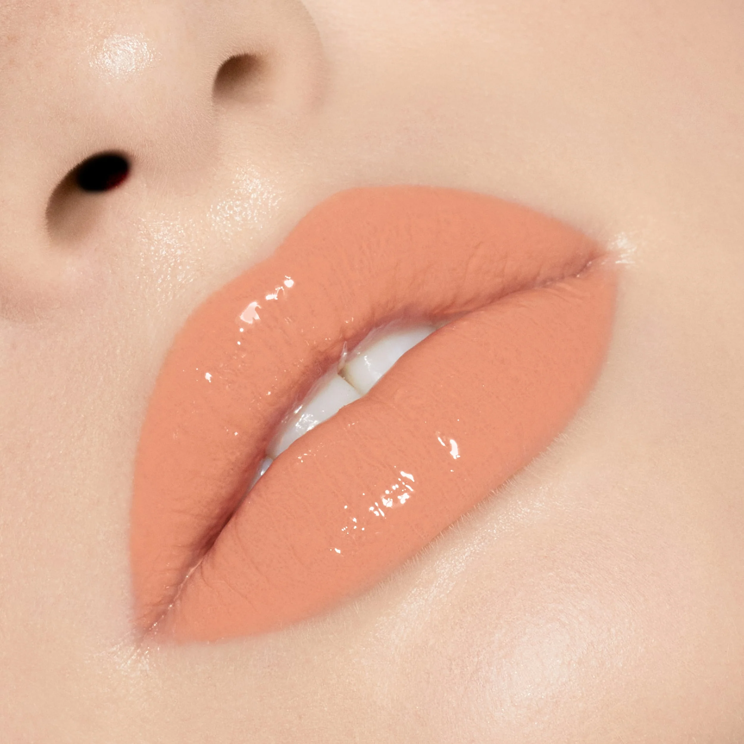 Brillo de labios de alto brillo con destellos multidimensionales