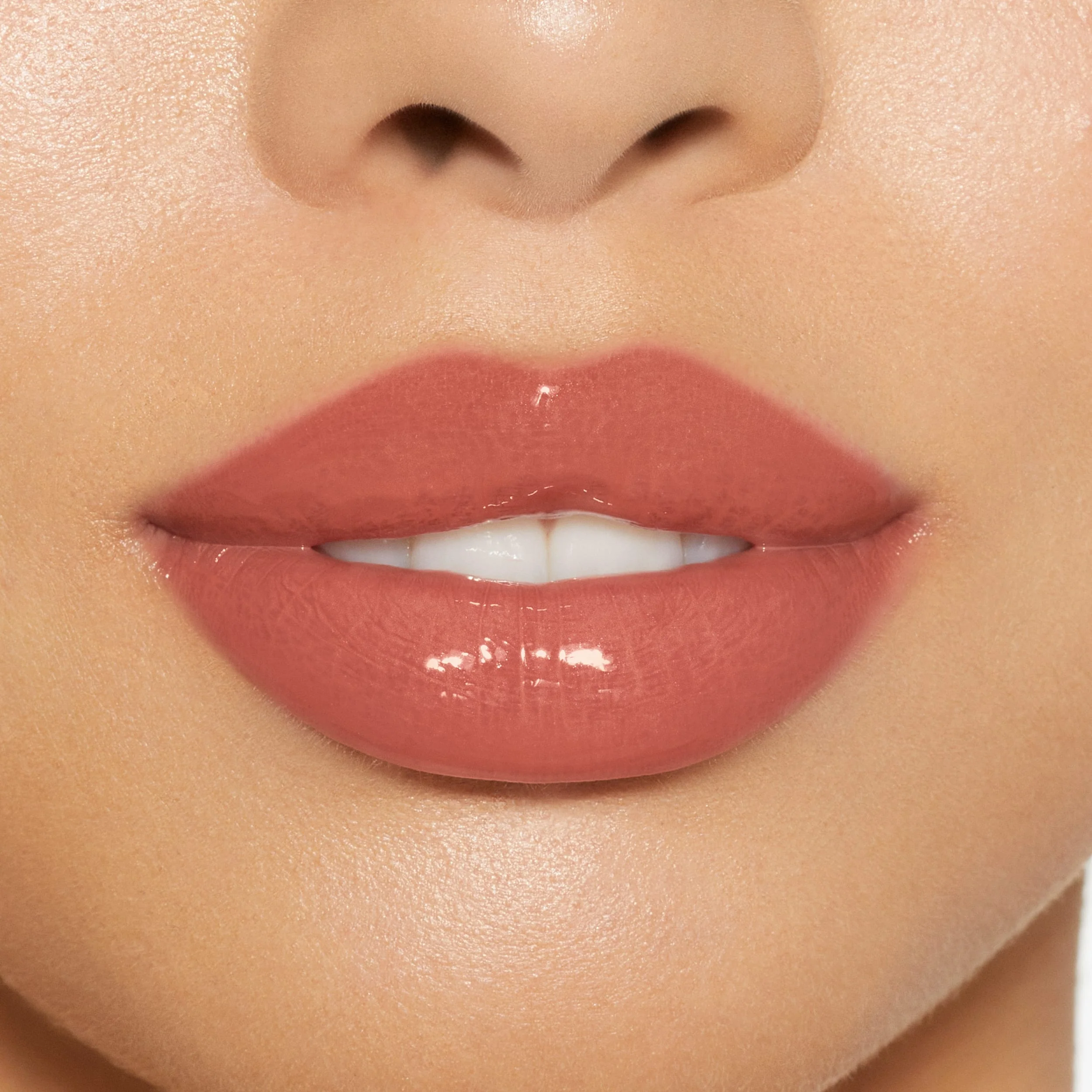 Brillo de labios de alto brillo con destellos multidimensionales