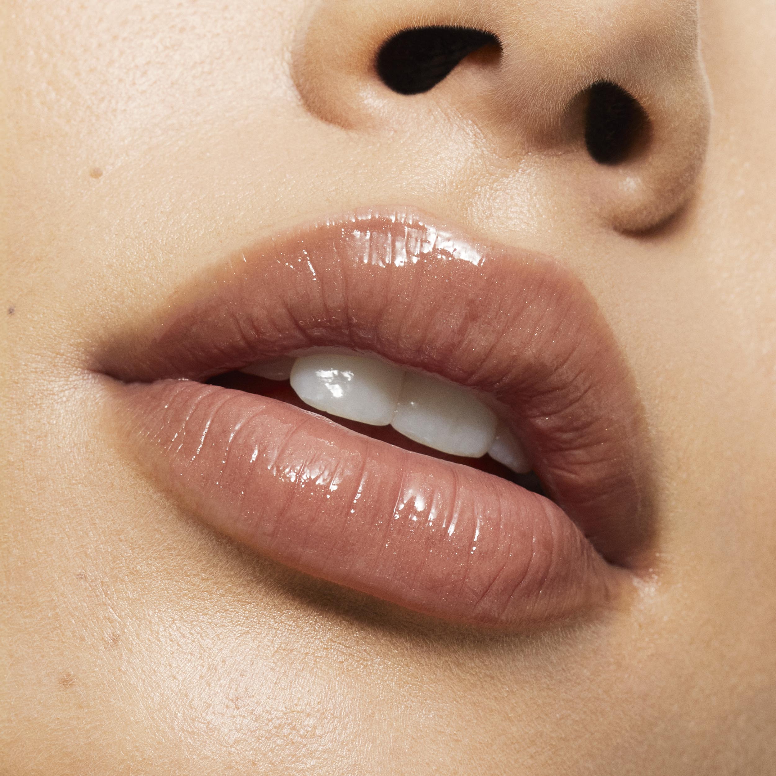 Brillo de labios de alto brillo con destellos multidimensionales
