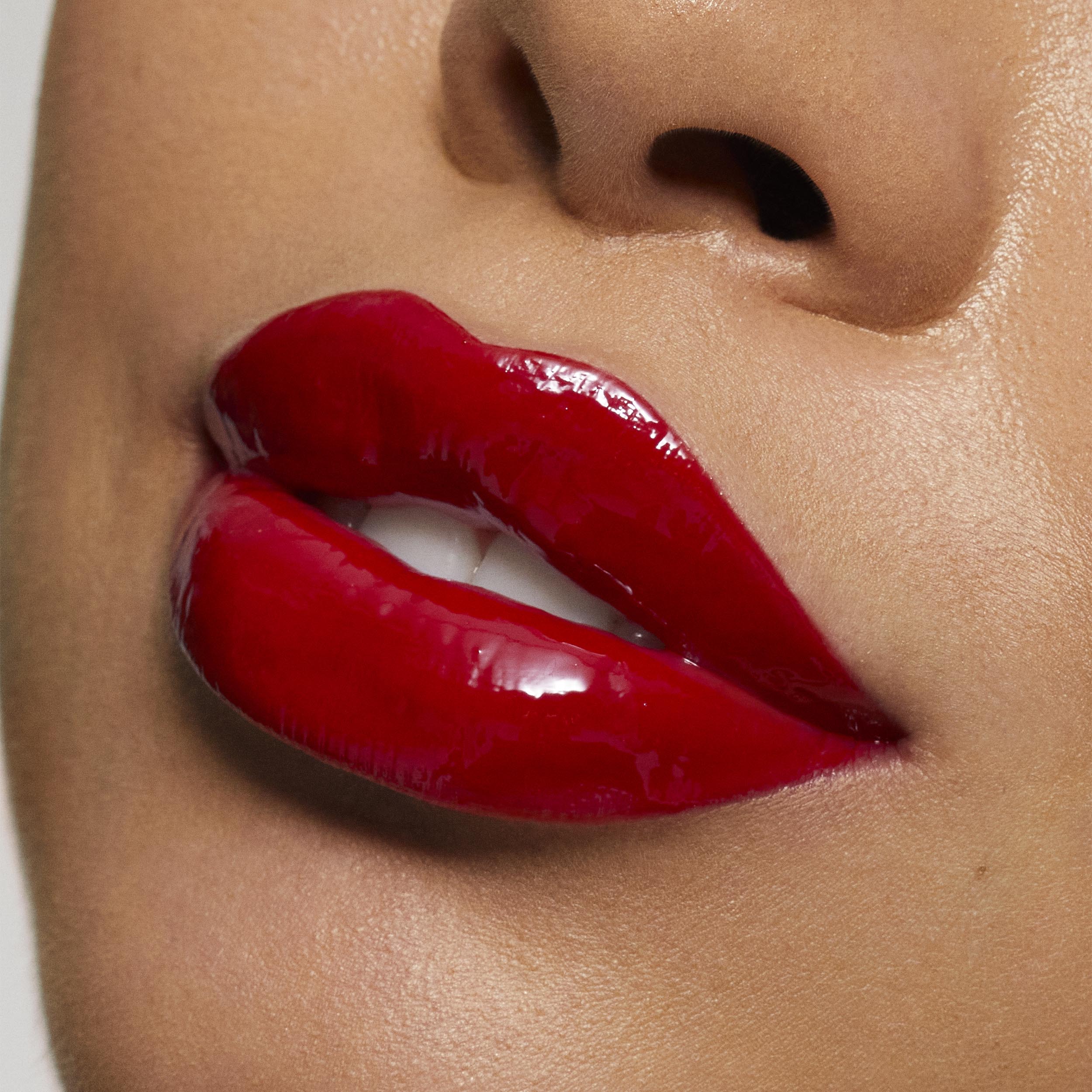 Brillo de labios de alto brillo con destellos multidimensionales