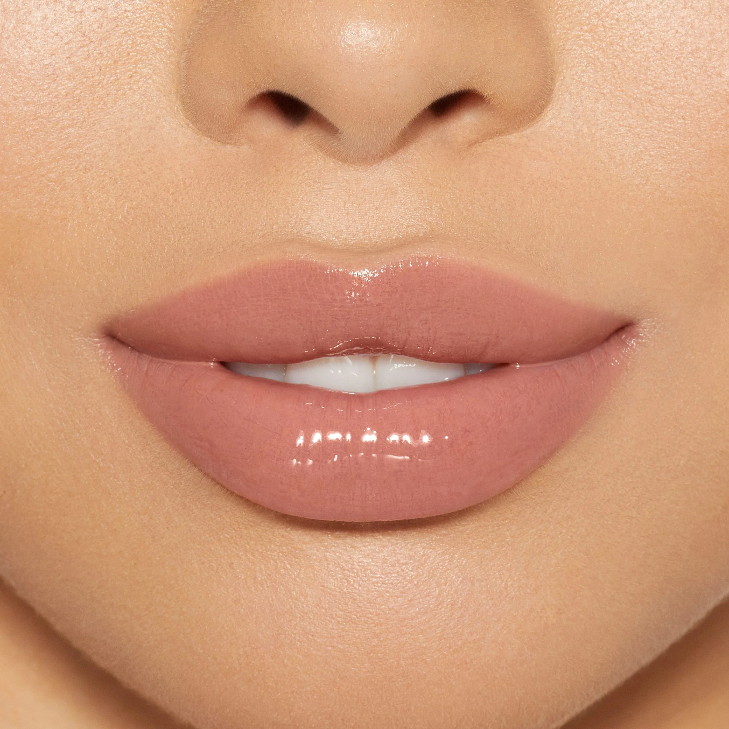 Brillo de labios de alto brillo con destellos multidimensionales