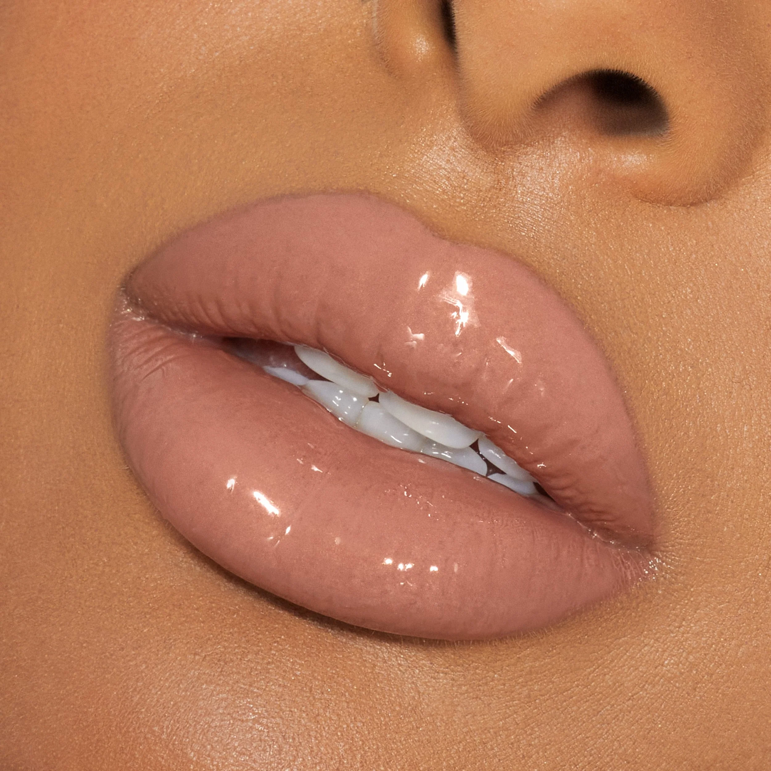 Brillo de labios de alto brillo con destellos multidimensionales