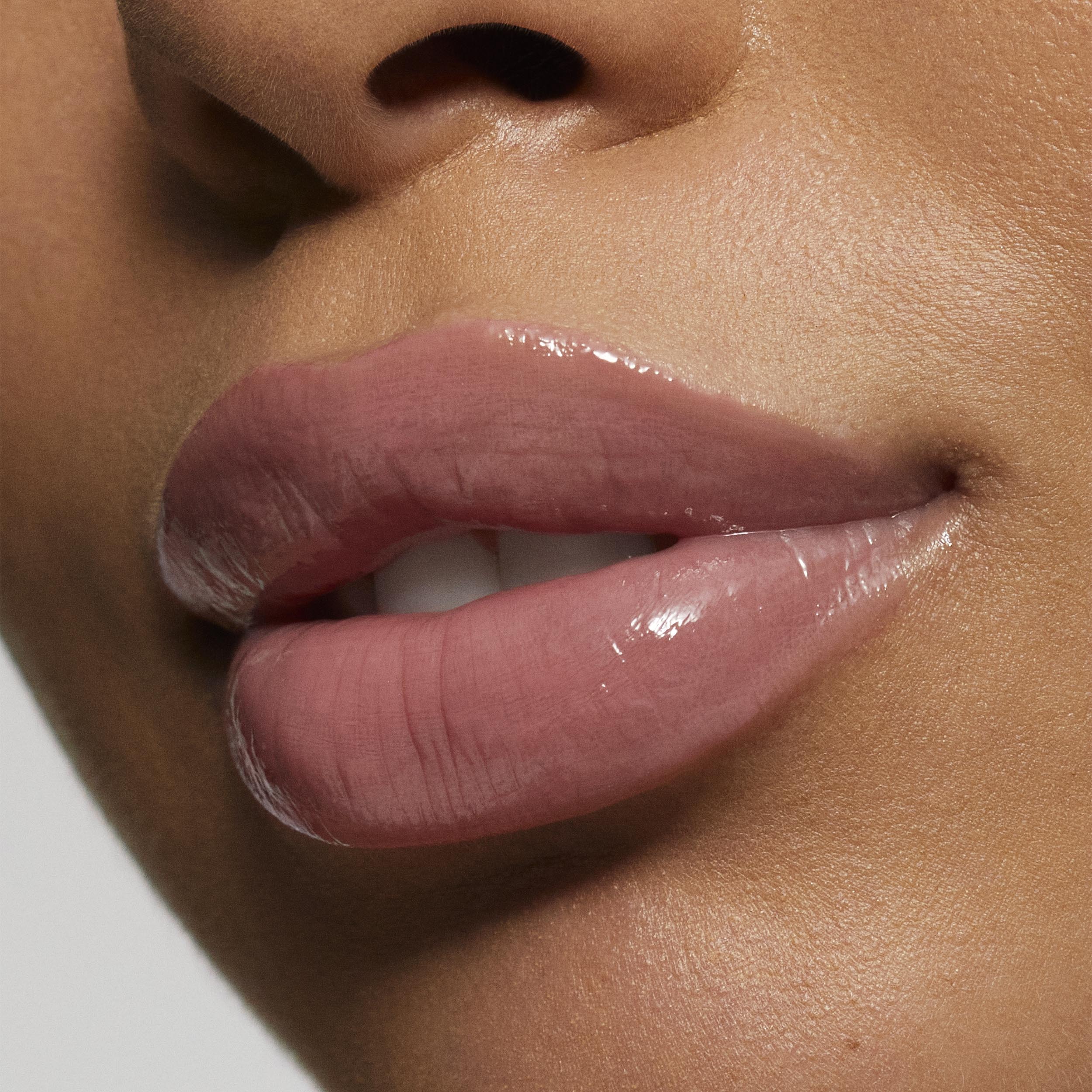 Brillo de labios de alto brillo con destellos multidimensionales