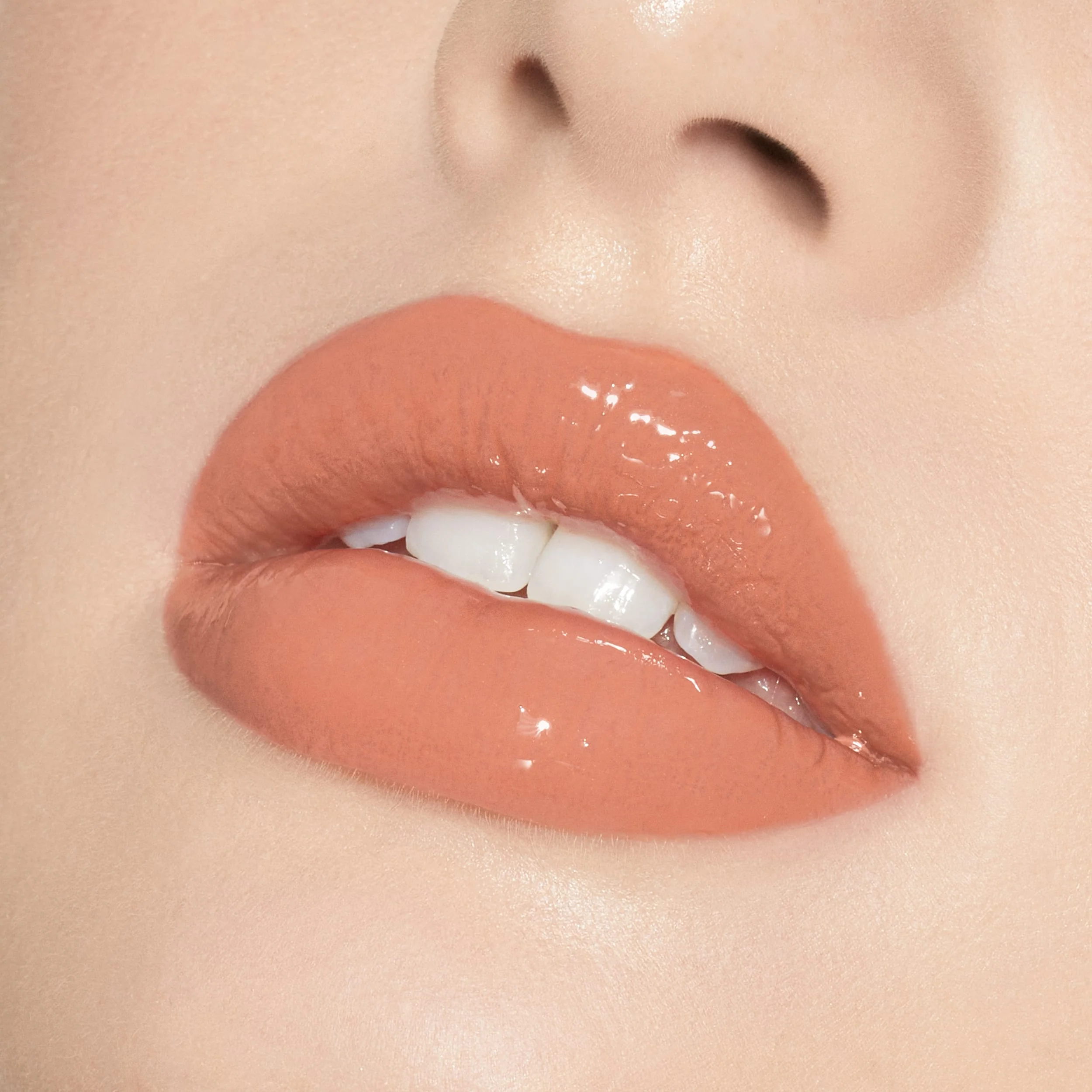 Brillo de labios de alto brillo con destellos multidimensionales