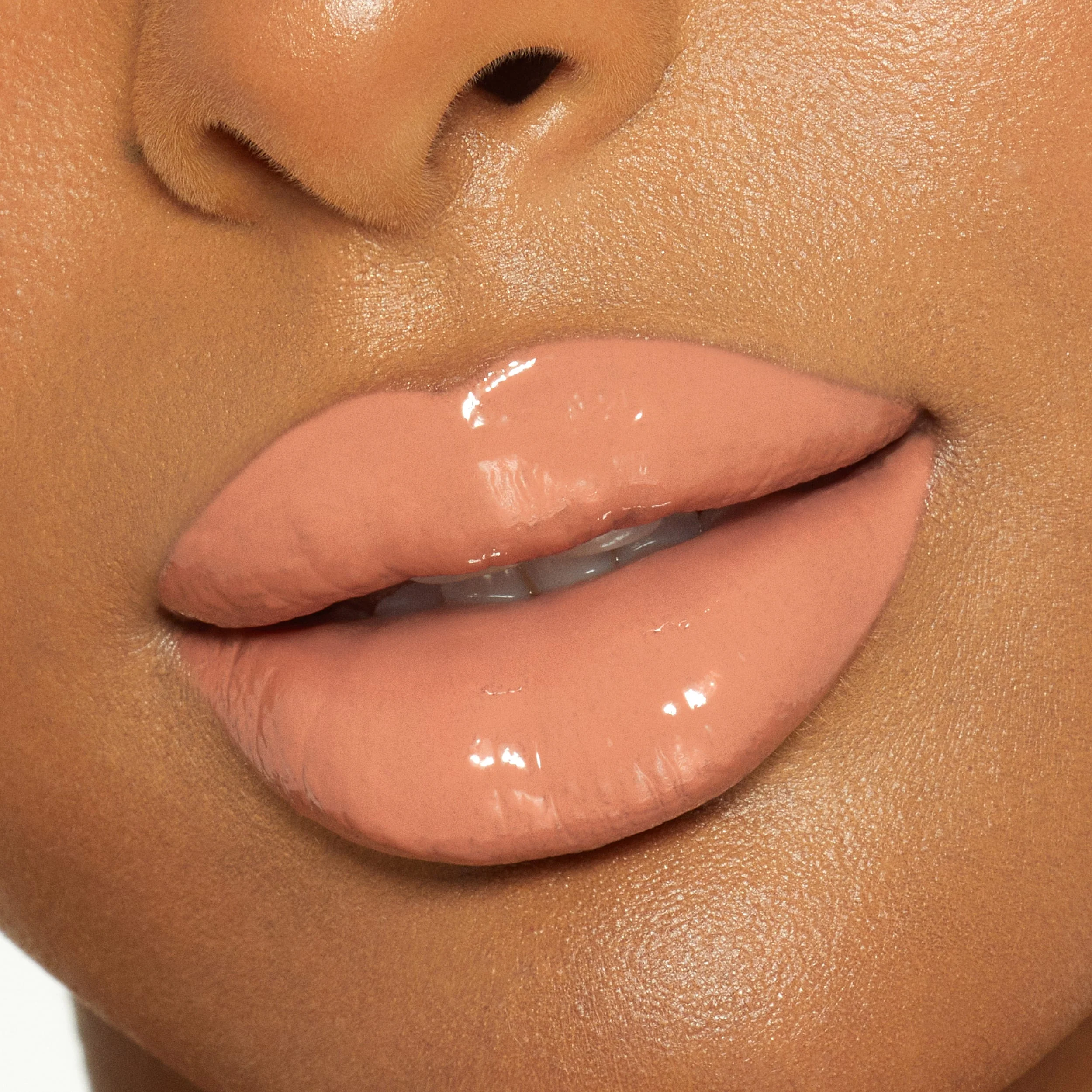 Brillo de labios de alto brillo con destellos multidimensionales