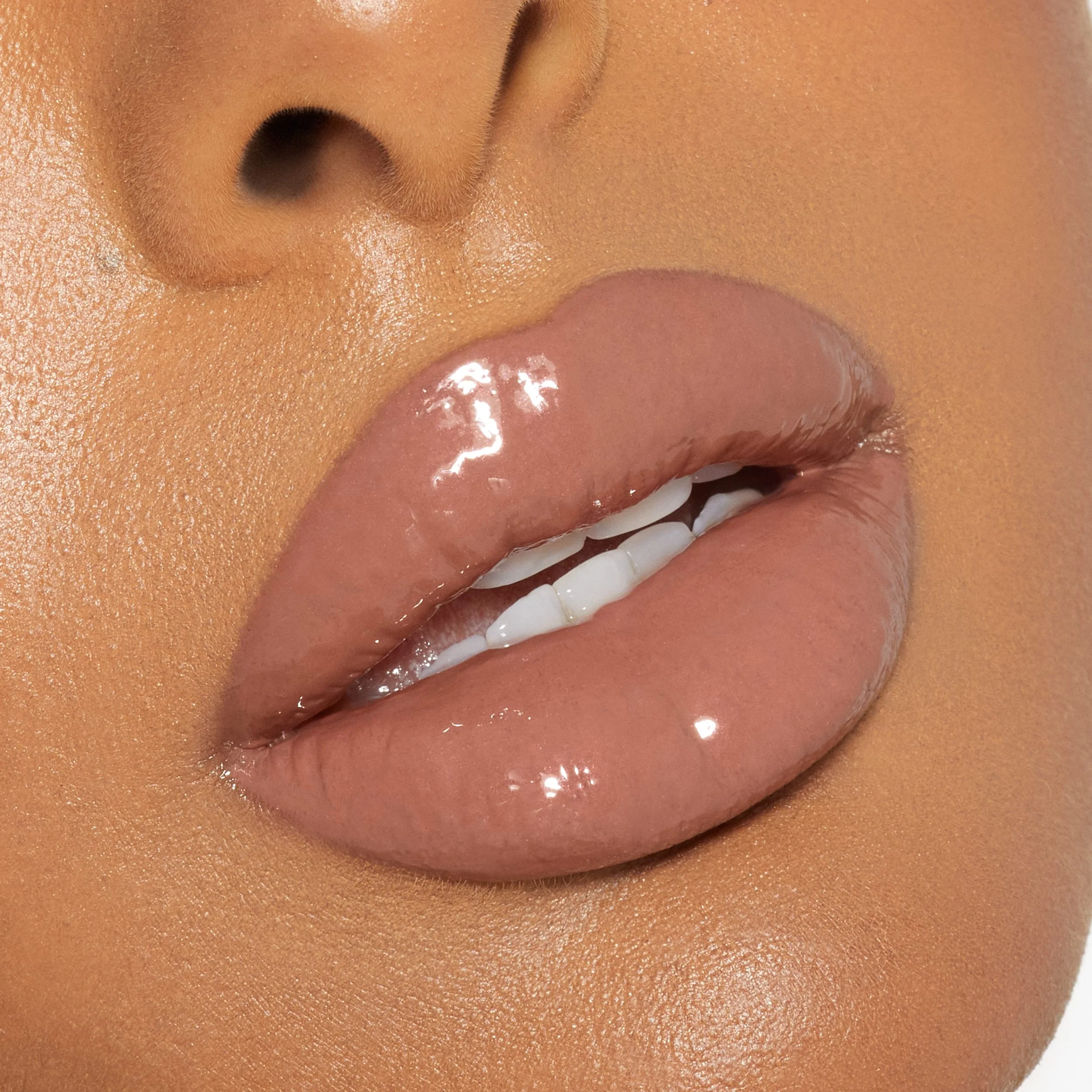 Brillo de labios de alto brillo con destellos multidimensionales