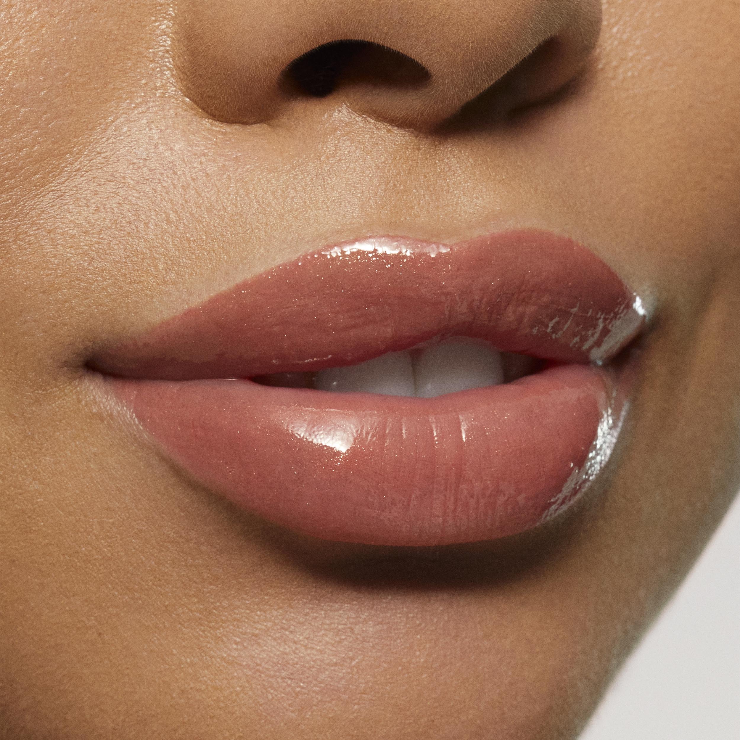 Brillo de labios de alto brillo con destellos multidimensionales