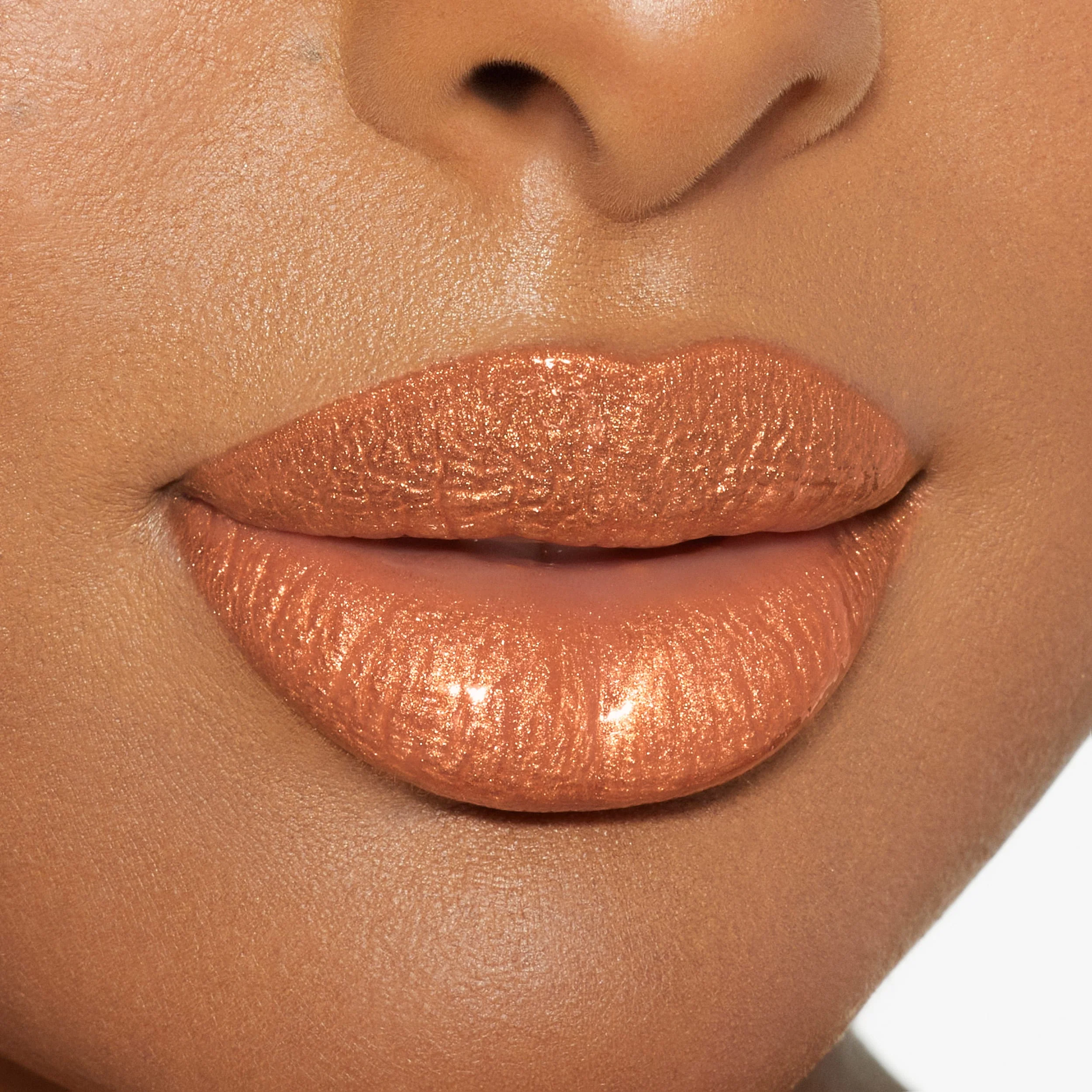 Brillo de labios de alto brillo con destellos multidimensionales