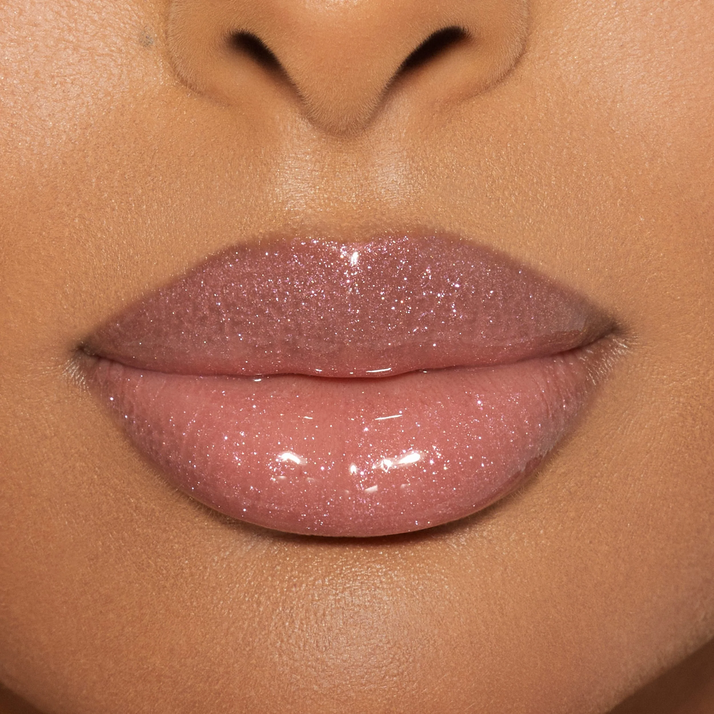 Brillo de labios de alto brillo con destellos multidimensionales