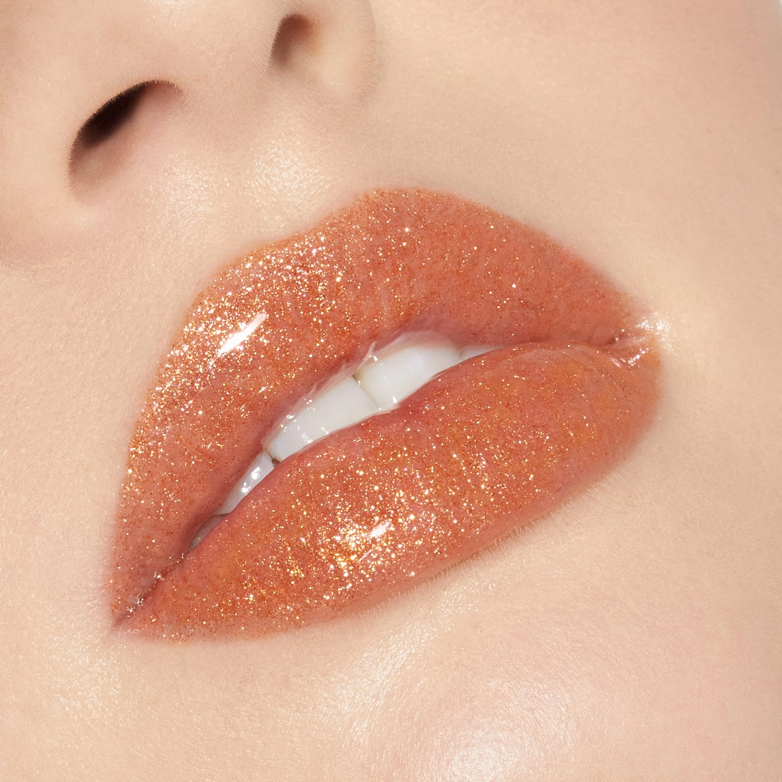 Brillo de labios de alto brillo con destellos multidimensionales