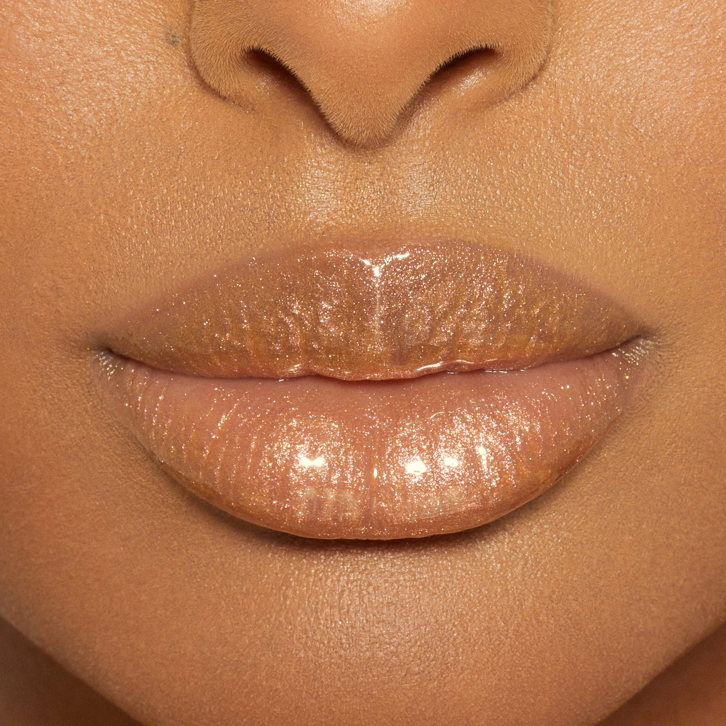 Brillo de labios de alto brillo con destellos multidimensionales
