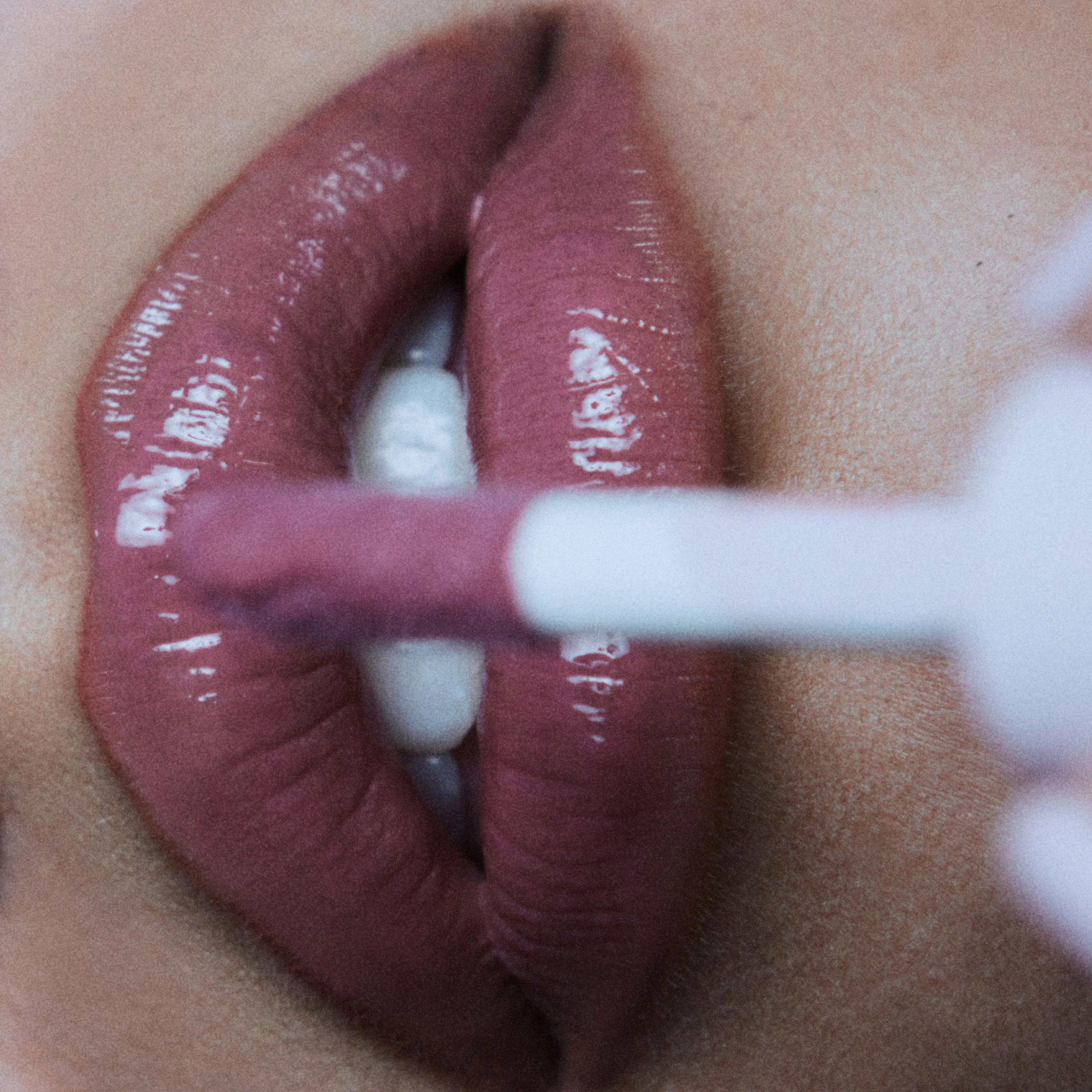 Brillo de labios de alto brillo con destellos multidimensionales