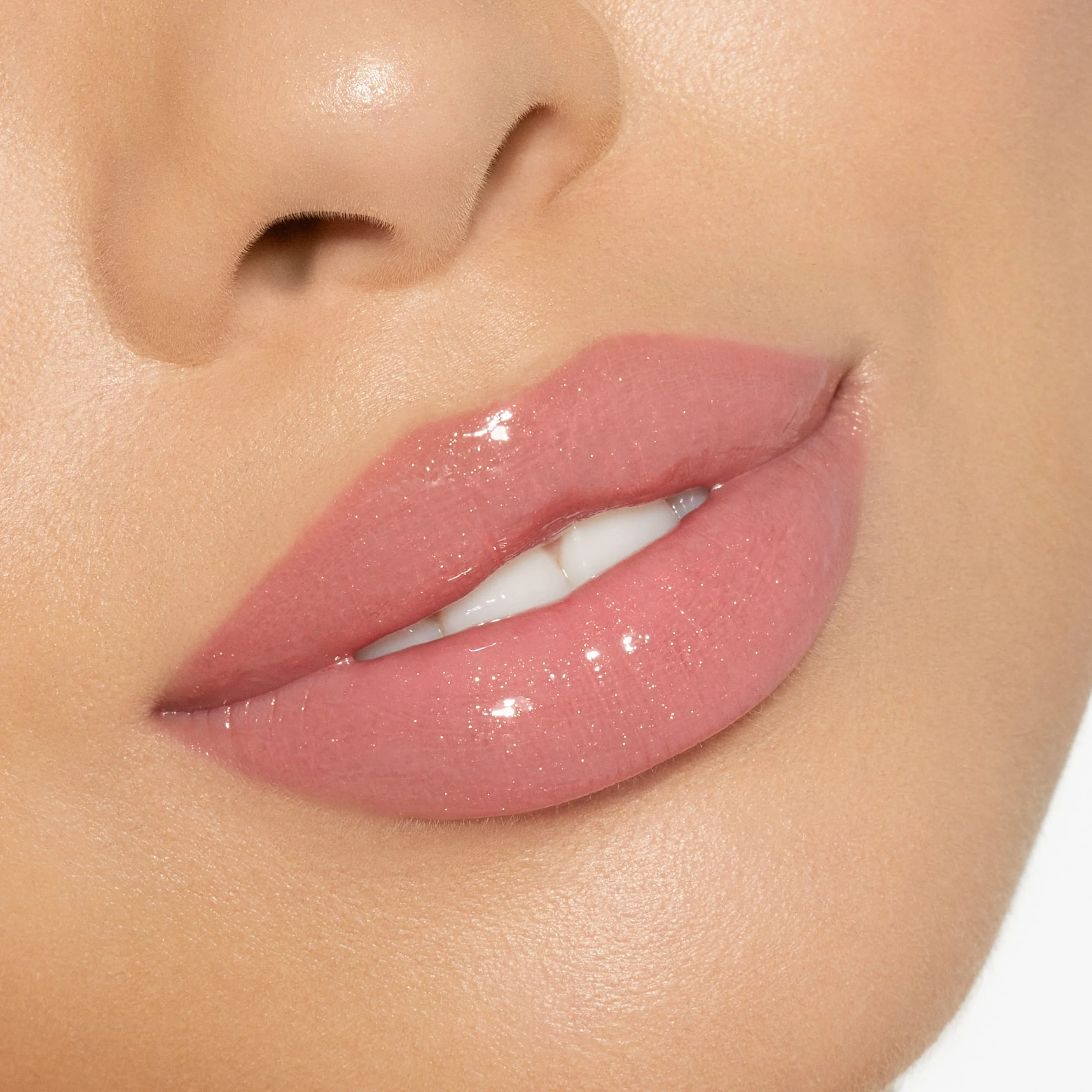 Brillo de labios de alto brillo con destellos multidimensionales