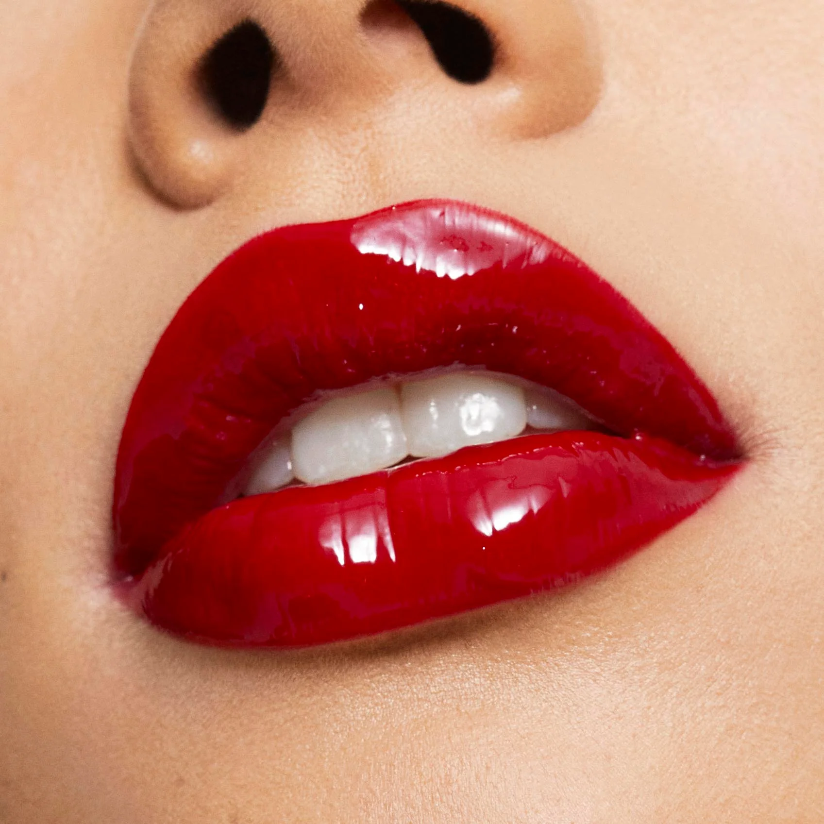 Brillo de labios de alto brillo con destellos multidimensionales