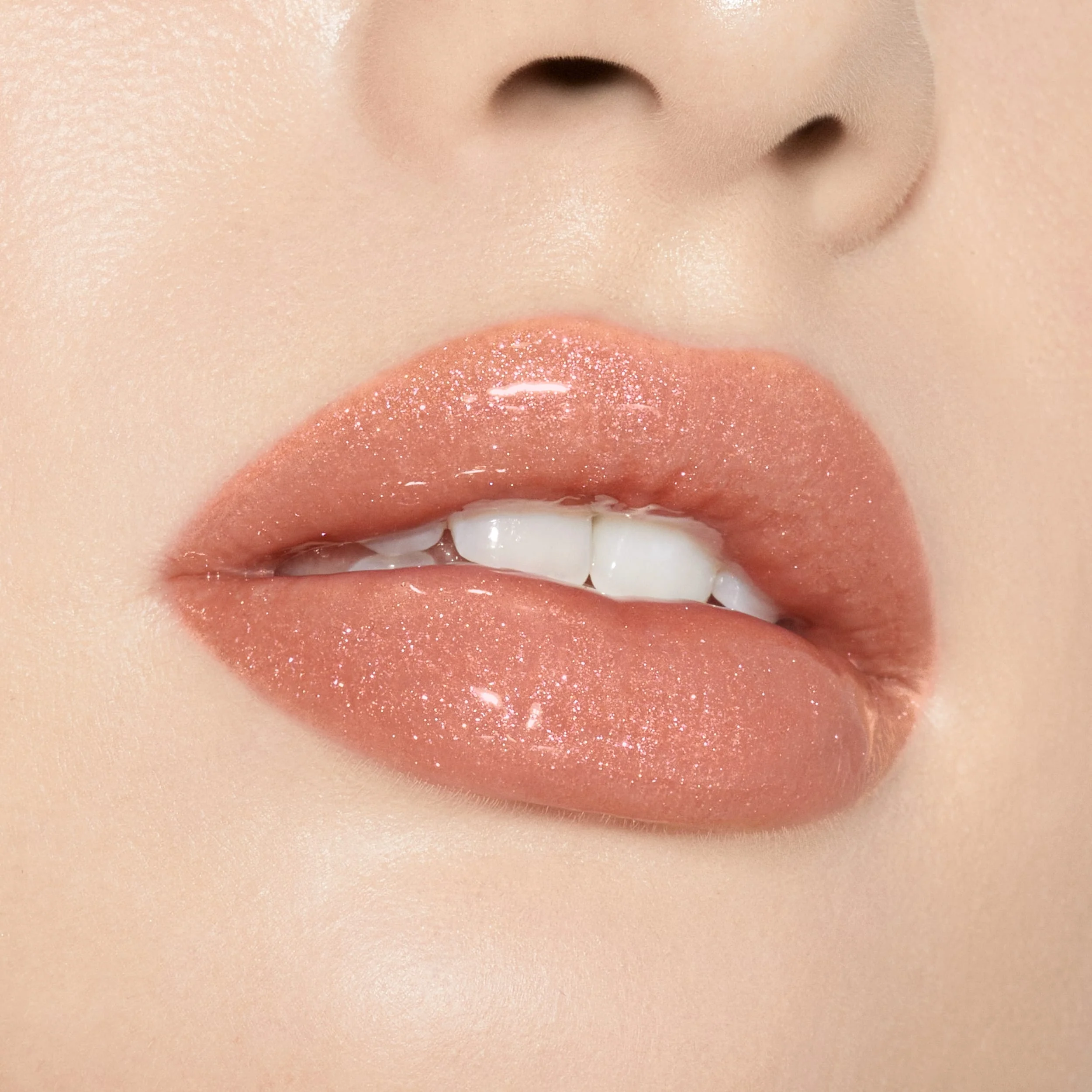 Brillo de labios de alto brillo con destellos multidimensionales
