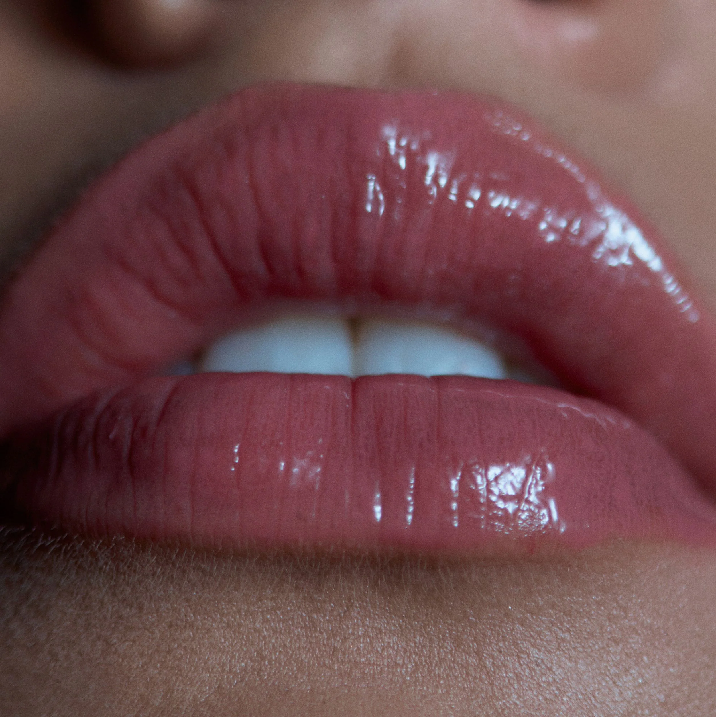 Brillo de labios de alto brillo con destellos multidimensionales