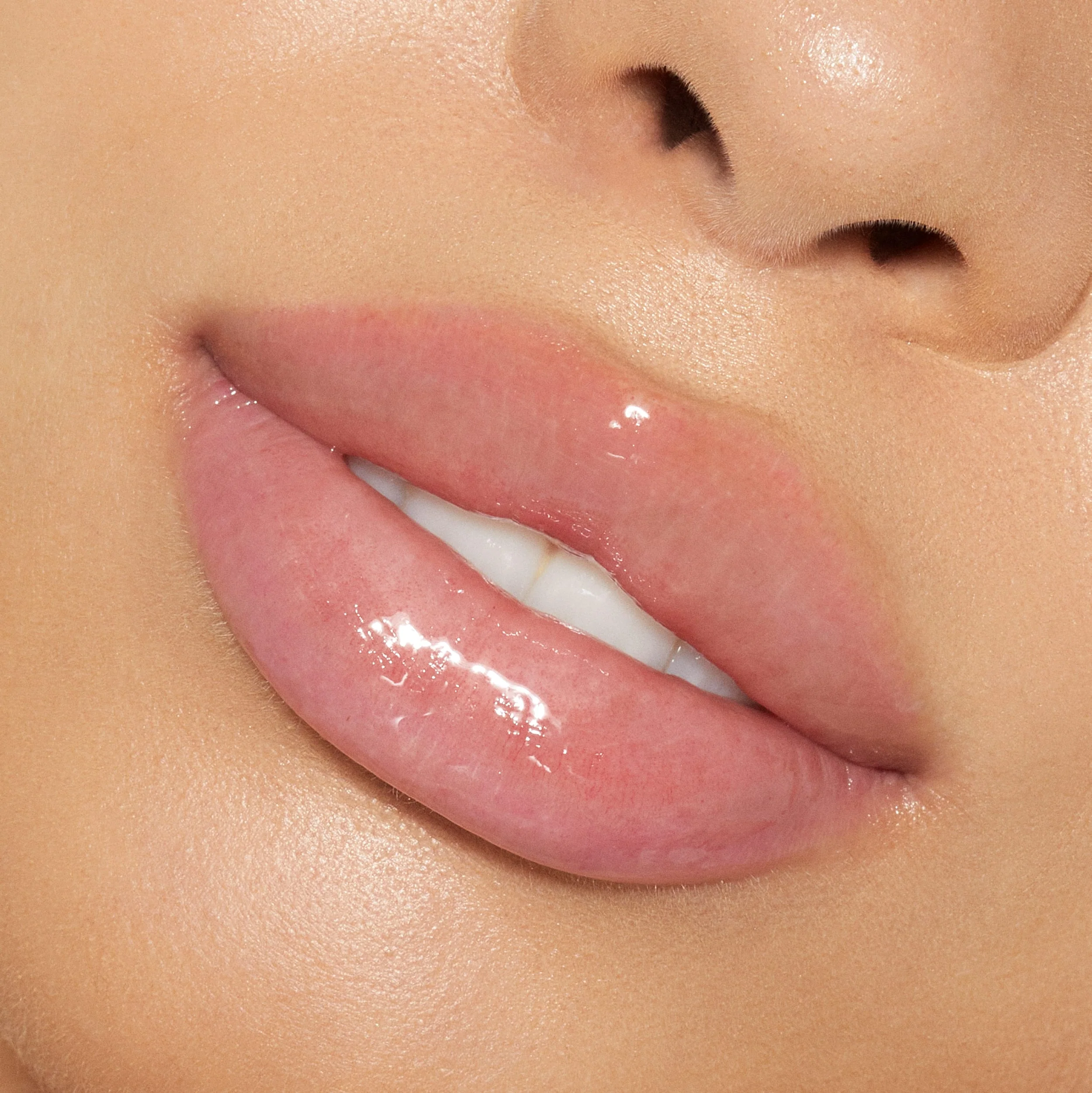 Brillo de labios de alto brillo con destellos multidimensionales