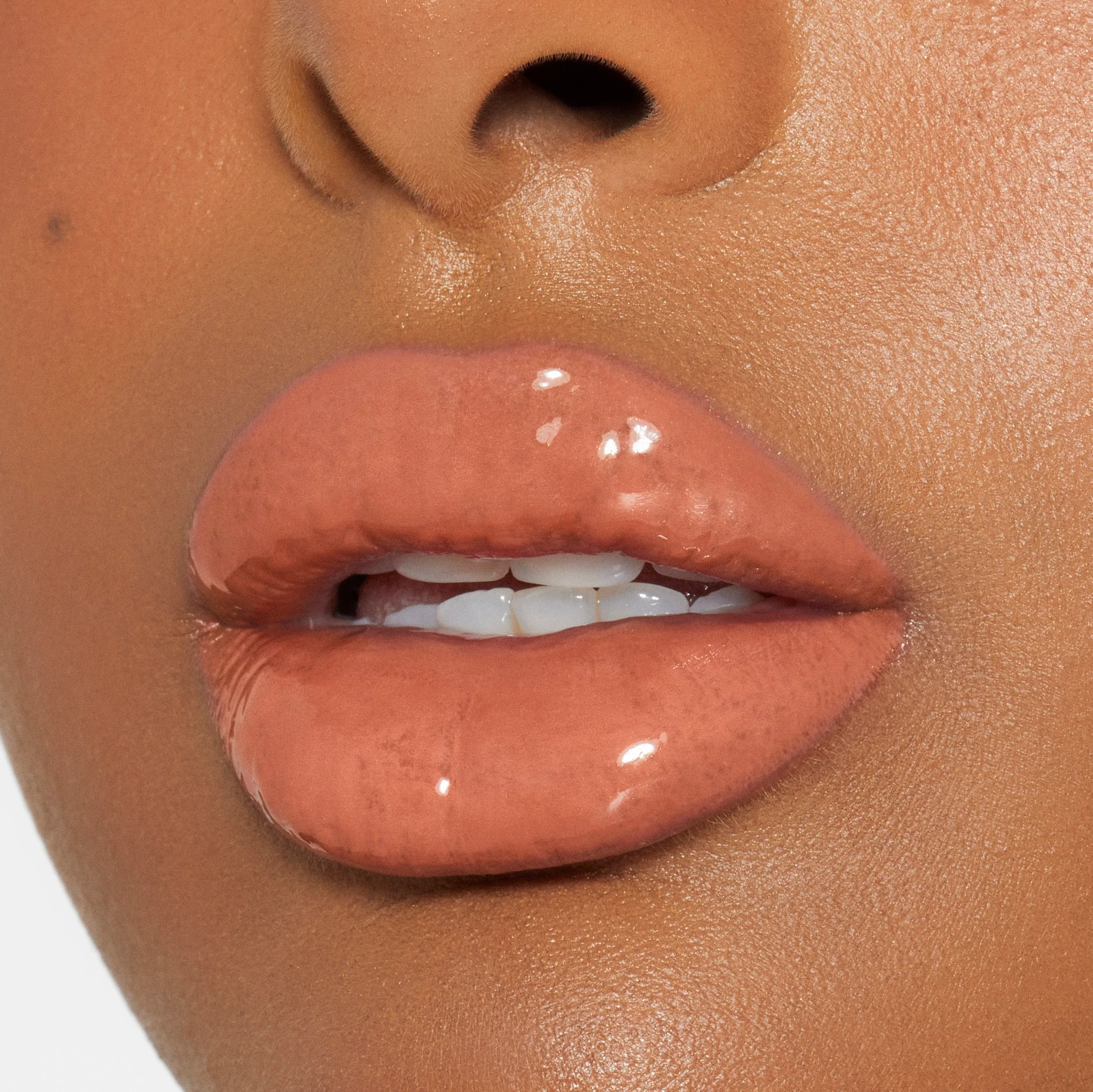 Brillo de labios de alto brillo con destellos multidimensionales