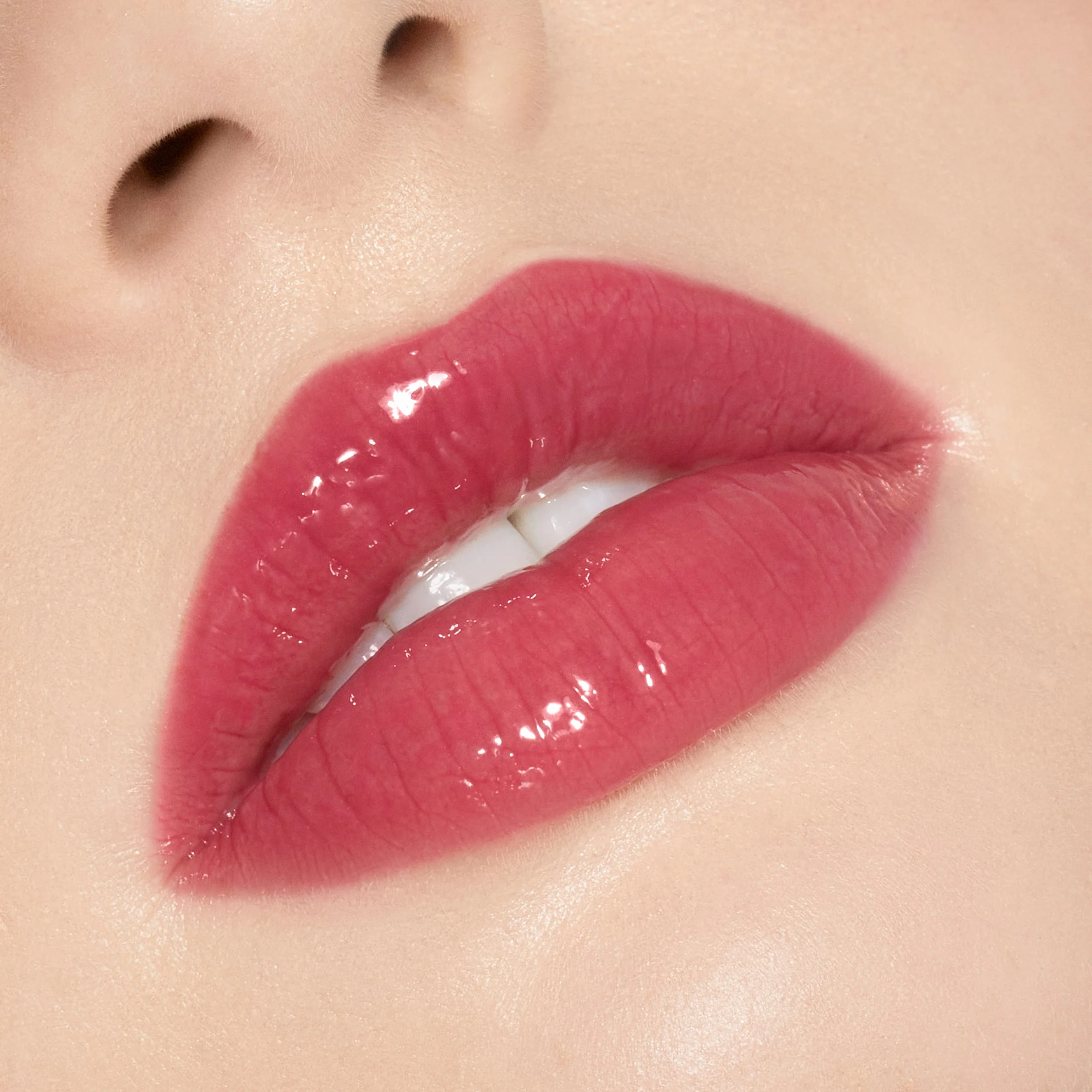 Brillo de labios de alto brillo con destellos multidimensionales