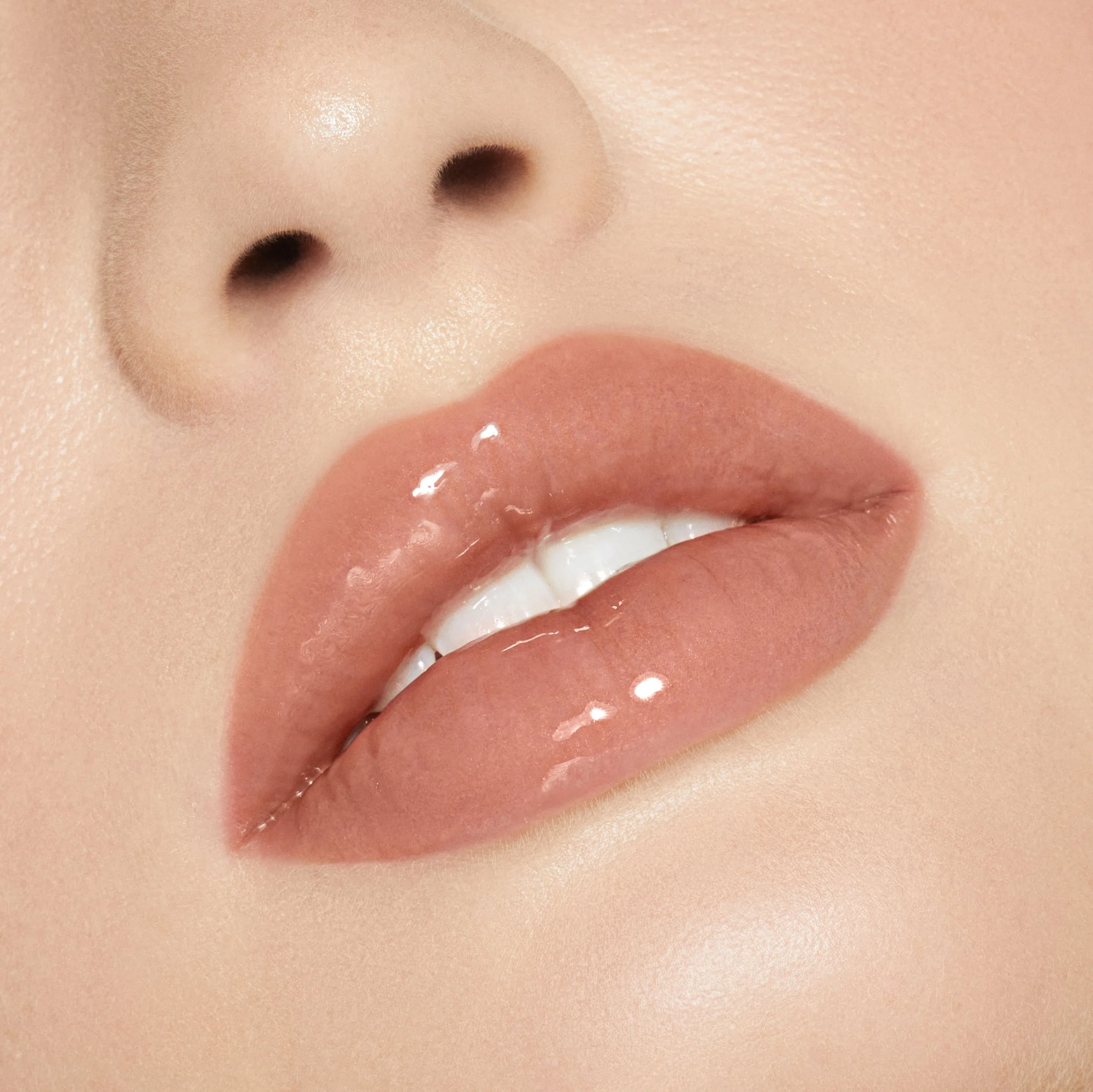 Brillo de labios de alto brillo con destellos multidimensionales