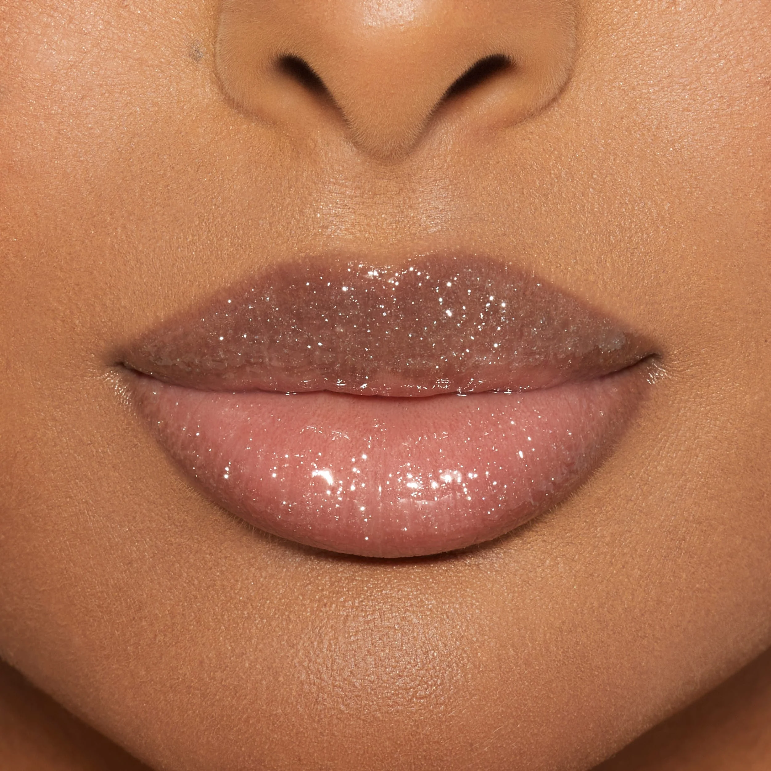 Brillo de labios de alto brillo con destellos multidimensionales