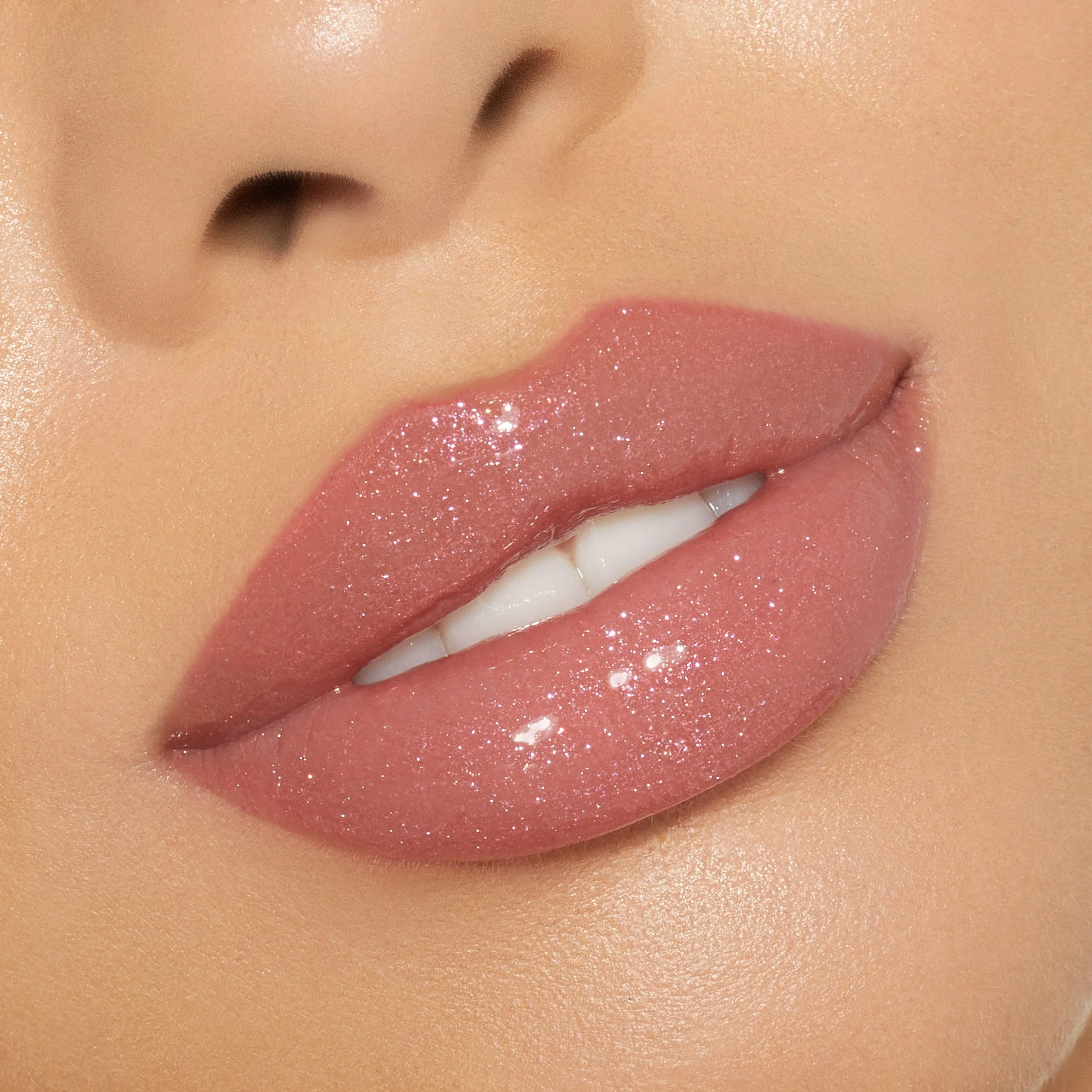 Brillo de labios de alto brillo con destellos multidimensionales