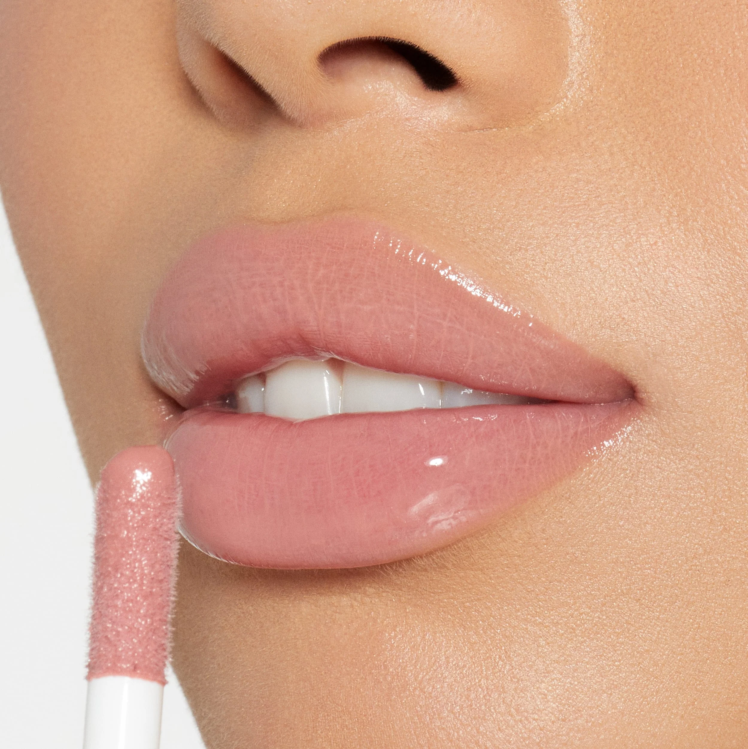 Brillo de labios de alto brillo con destellos multidimensionales