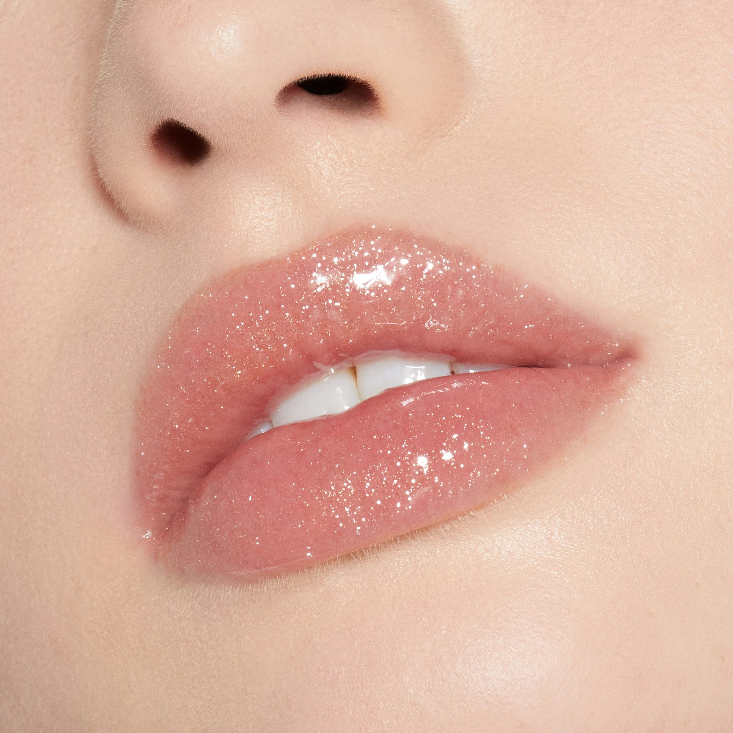 Brillo de labios de alto brillo con destellos multidimensionales