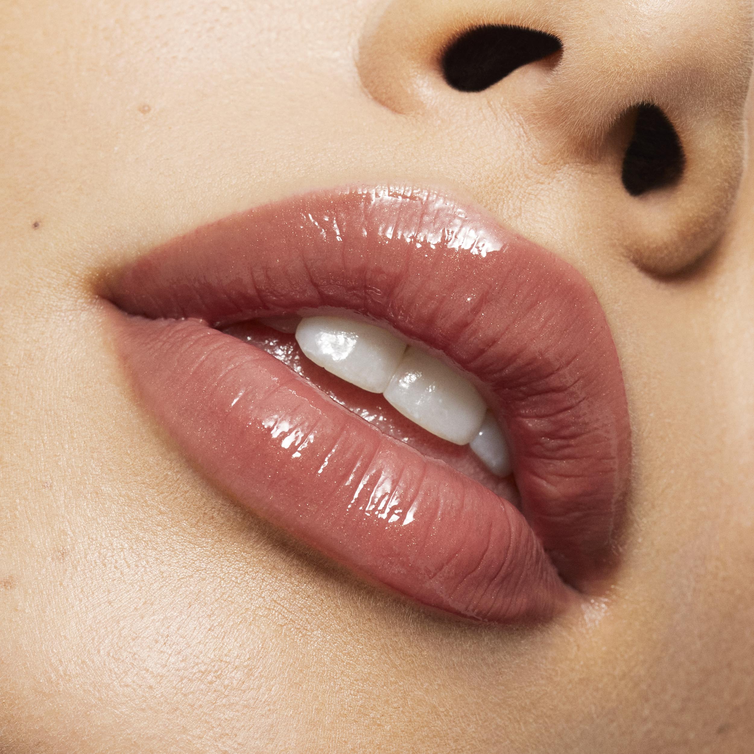 Brillo de labios de alto brillo con destellos multidimensionales