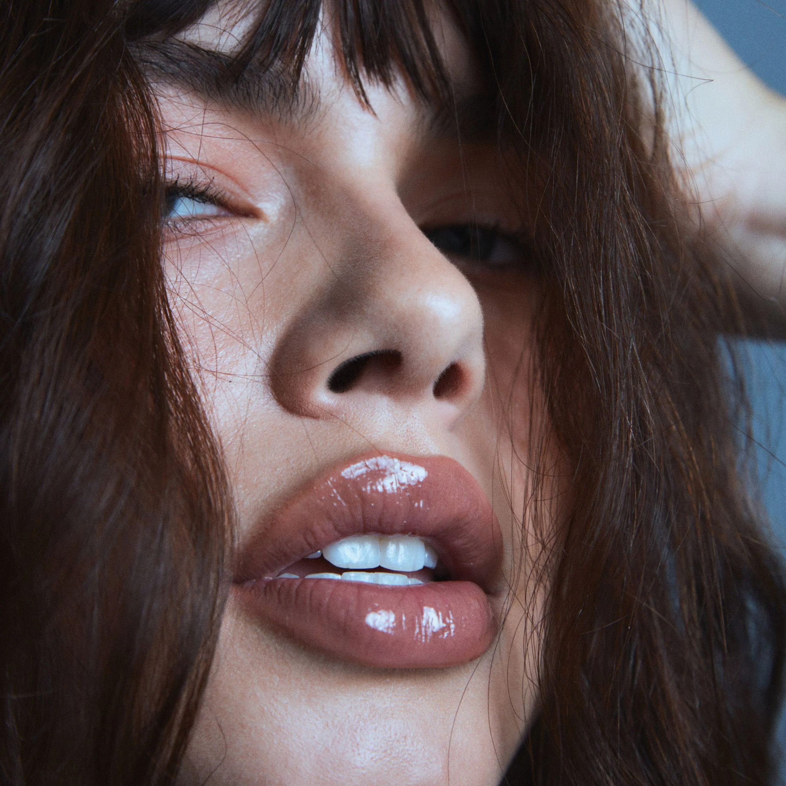 Brillo de labios de alto brillo con destellos multidimensionales
