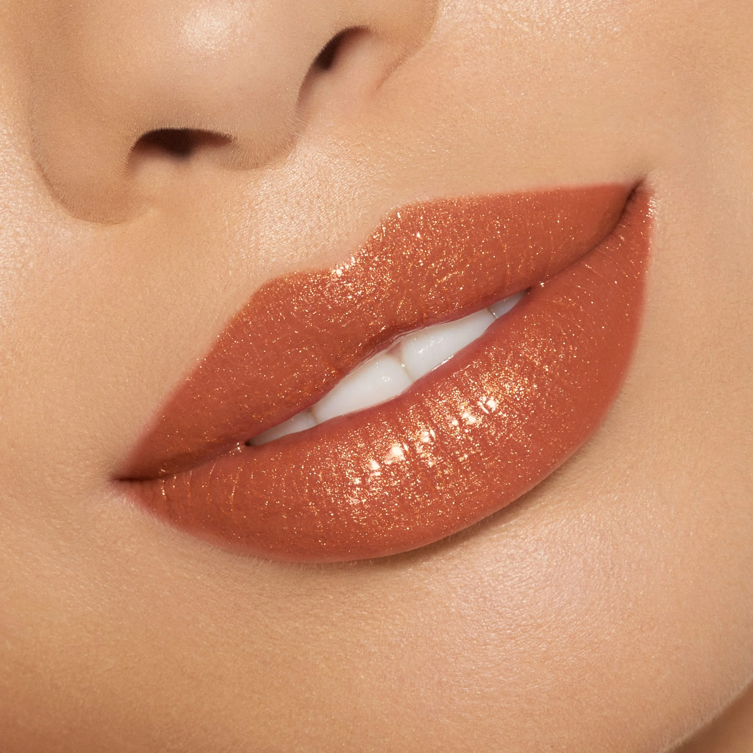 Brillo de labios de alto brillo con destellos multidimensionales
